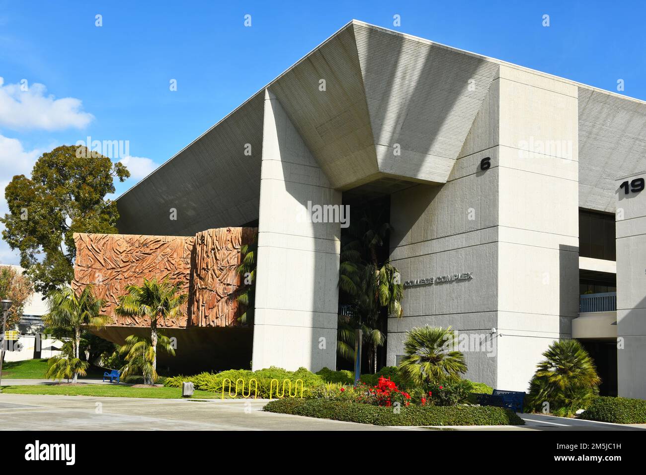 CYPRESS, KALIFORNIEN - 28. DEZEMBER 2022: College Complex auf dem Campus des Cypress College. Stockfoto