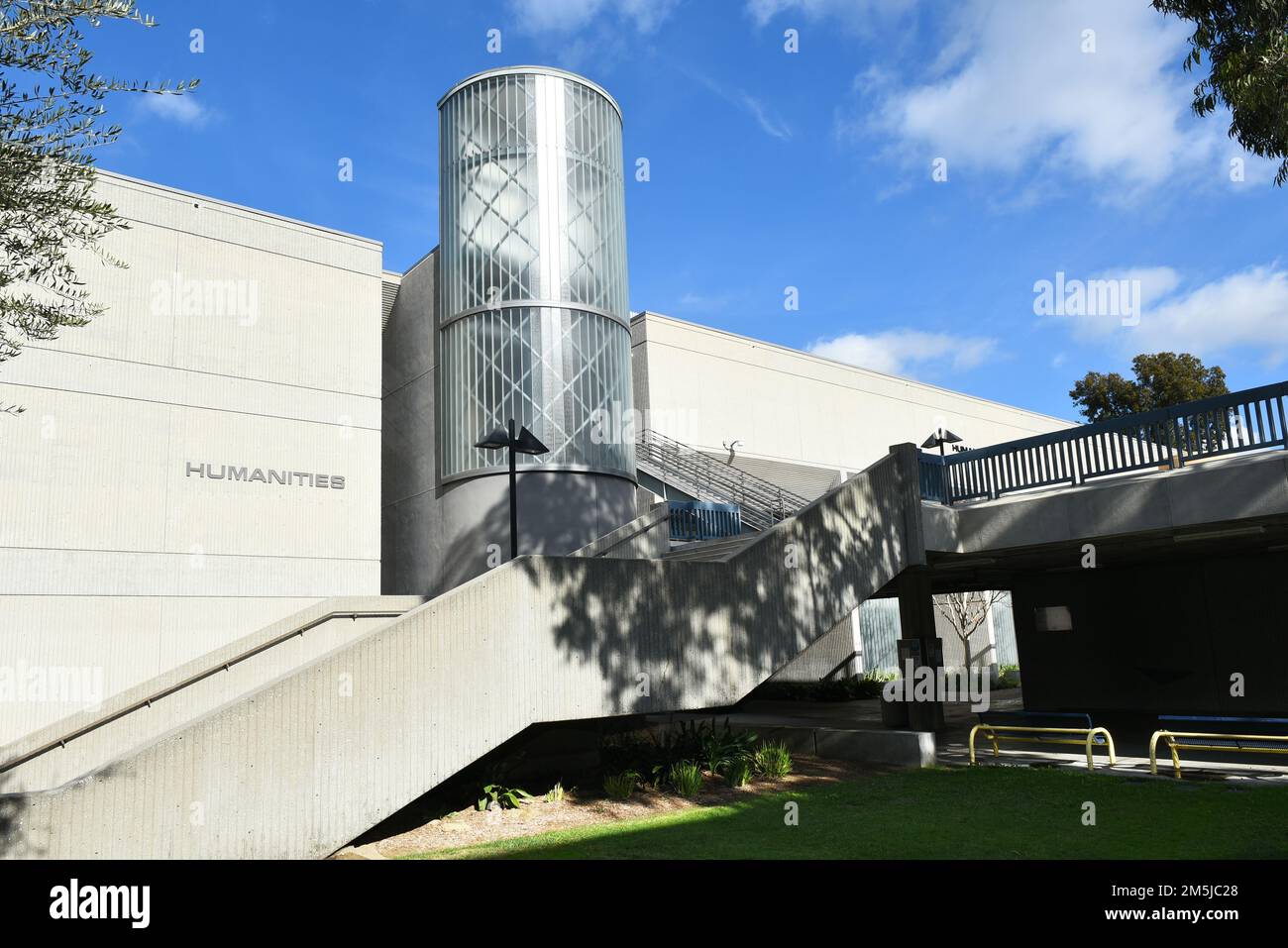 CYPRESS, KALIFORNIEN - 28. DEZ. 2022: Humanities Building auf dem Campus des Cypress College Stockfoto
