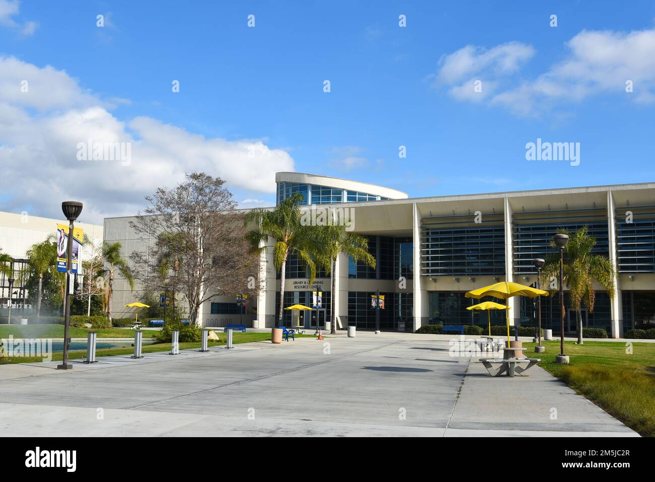 CYPRESS, KALIFORNIEN - 28. DEZ. 2022: Quad und Library and Learning Resource Center auf dem Campus des Cypress College. Stockfoto