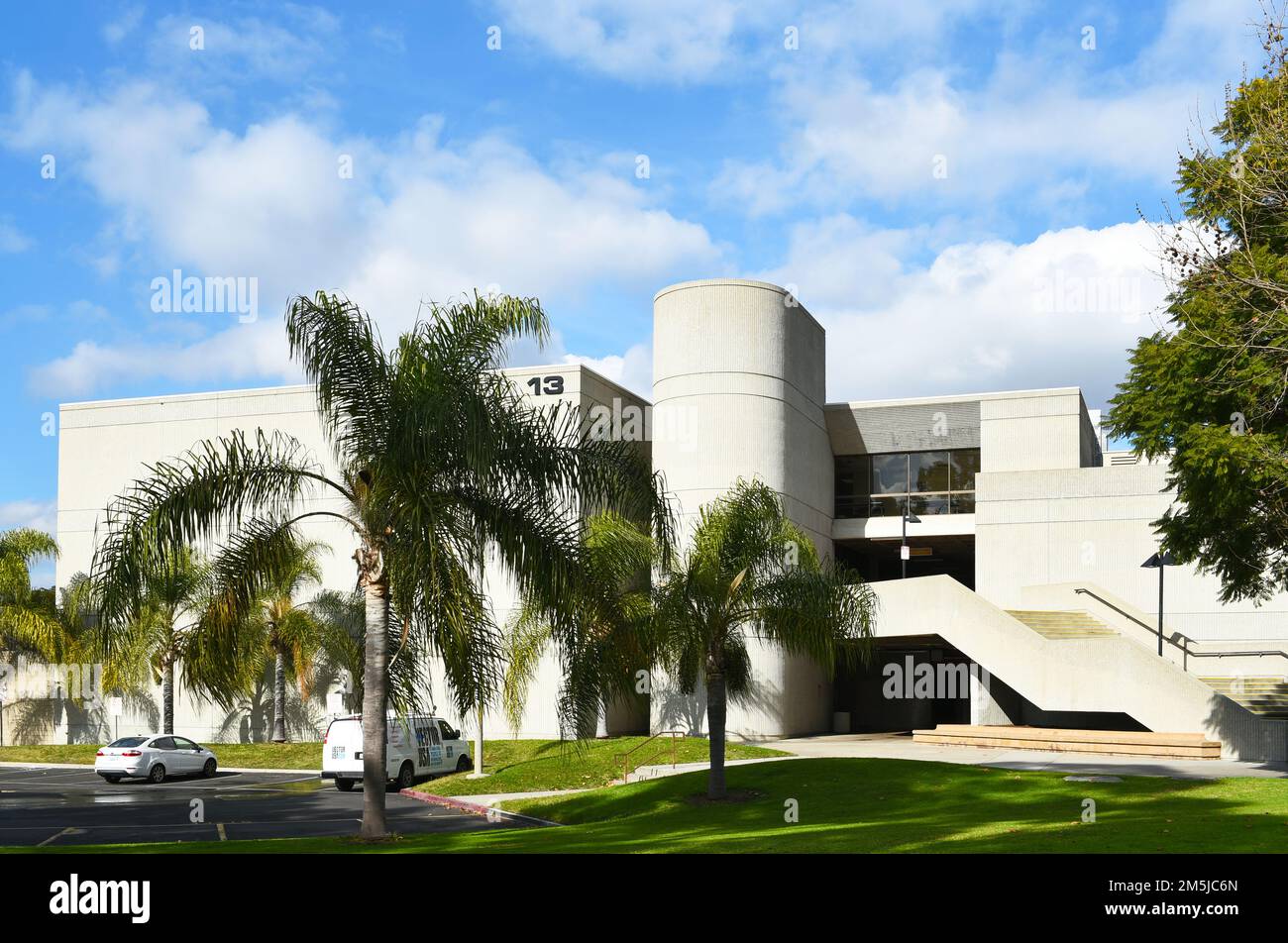 CYPRESS, KALIFORNIEN - 28. DEZ. 2022: Das Gebäude für technische Ausbildung und Gesundheitswissenschaften auf dem Campus des Cypress College. Stockfoto