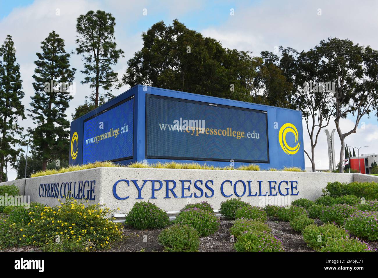 CYPRESS, KALIFORNIEN - 28. DEZ. 2022: Elektronische Festung am Eingang zum Cypress College Stockfoto