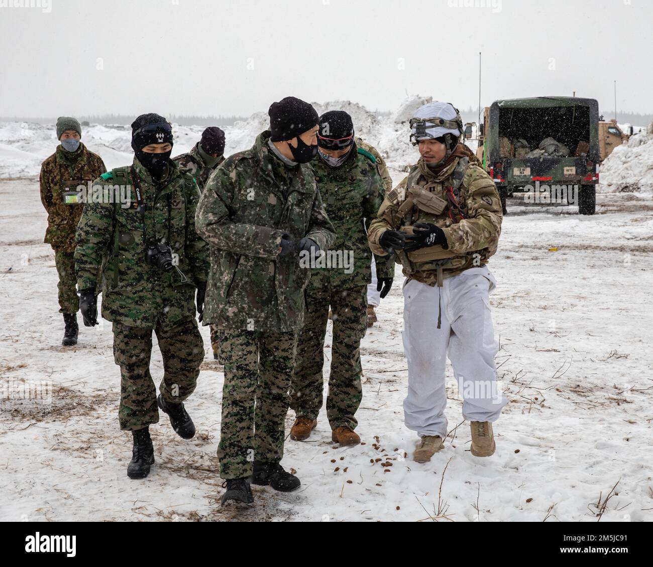 USA Armeekapitän Alex Luk, Befehlshaber des Hauptquartiers und Hauptquartiers Battery, 2. Bataillon, 8. Artillerie-Regiment, 1. Brigaden-Kampfteam, 25. Infanterie-Division, eskortierte verehrte Gäste aus den Armeen der Republik Korea, Japan, Und Nepal im gesamten Einsatzgebiet des 2-8 FA während des Joint Pacific Multinational Readiness Center 22-02, 19. März 2022. Die US-Streitkräfte wandeln sich in Abstimmung mit Alliierten und Partnern um, um Amerika zu verteidigen und gemeinsame nationale Sicherheitsinteressen zu schützen. Stockfoto USA Armeekapitän Alex Luk, Befehlshaber des Hauptquartiers und Hauptquartiers Battery, 2. Bataillon, 8. Artillerie-Regiment, 1. Brigaden-Kampfteam, 25. Infanterie-Division, eskortierte verehrte Gäste aus den Armeen der Republik Korea, Japan, Und Nepal im gesamten Einsatzgebiet des 2-8 FA während des Joint Pacific Multinational Readiness Center 22-02, 19. März 2022. Die US-Streitkräfte wandeln sich in Abstimmung mit Alliierten und Partnern um, um Amerika zu verteidigen und gemeinsame nationale Sicherheitsinteressen zu schützen. Stockfoto