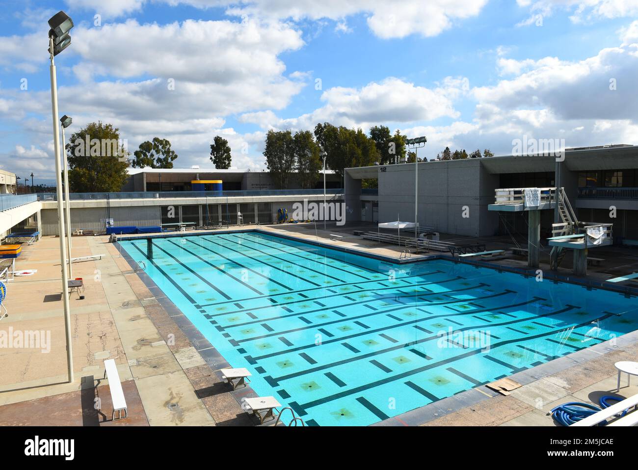 CYPRESS, KALIFORNIEN - 28. DEZ. 2022: Pool auf dem Campus des Cypress College Stockfoto