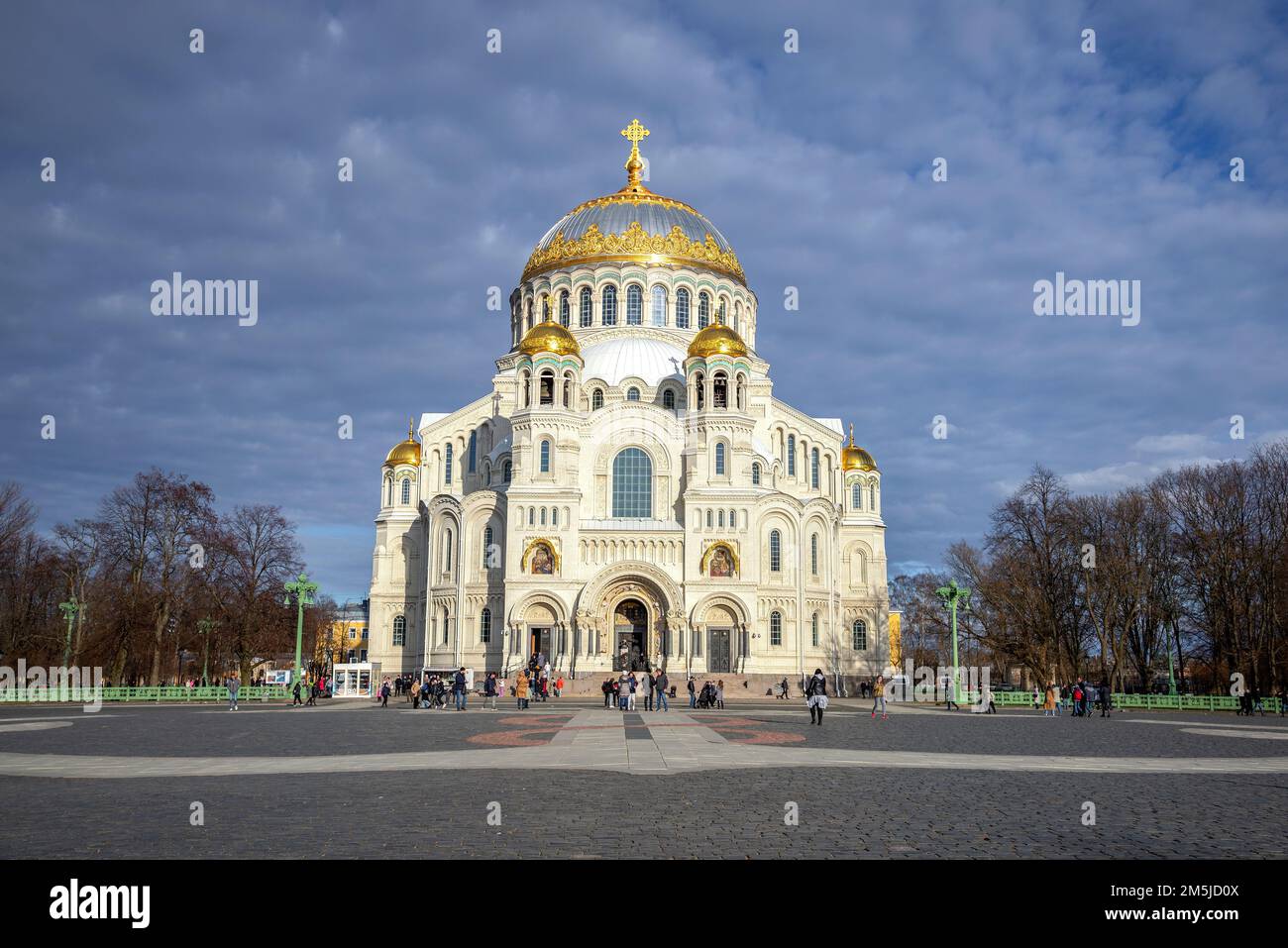 KRONSTADT, RUSSLAND - 01. MAI 2022: ST. Nicholas Kathedrale (Marinekathedrale) an einem Frühlingstag. Kronstadt, Russland Stockfoto