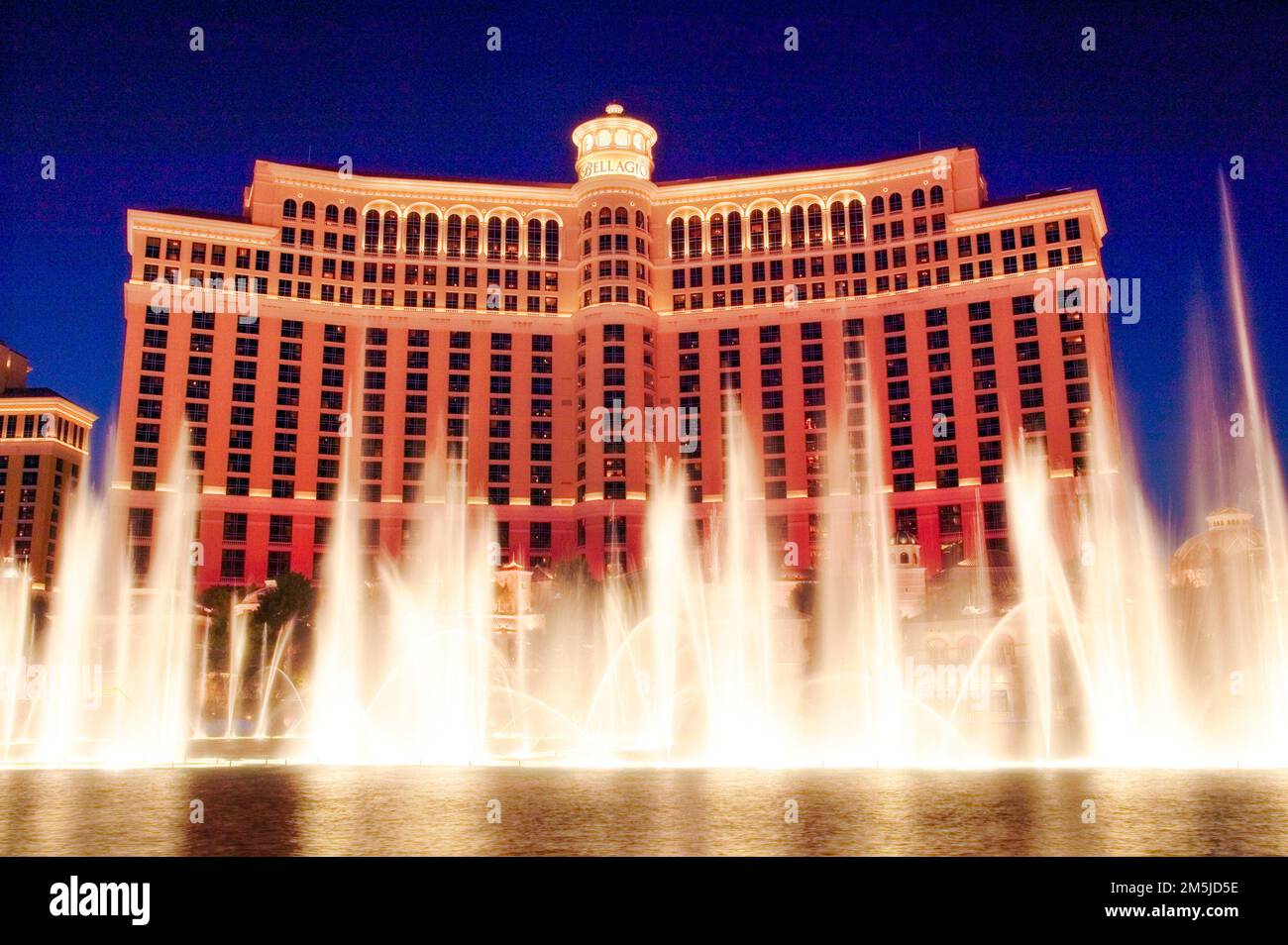 Die Brunnen-Show beginnt in den See als Frontmann der Bellagio Resort, Hotel und Casino auf dem Strip in Las Vegas, Nevada Stockfoto