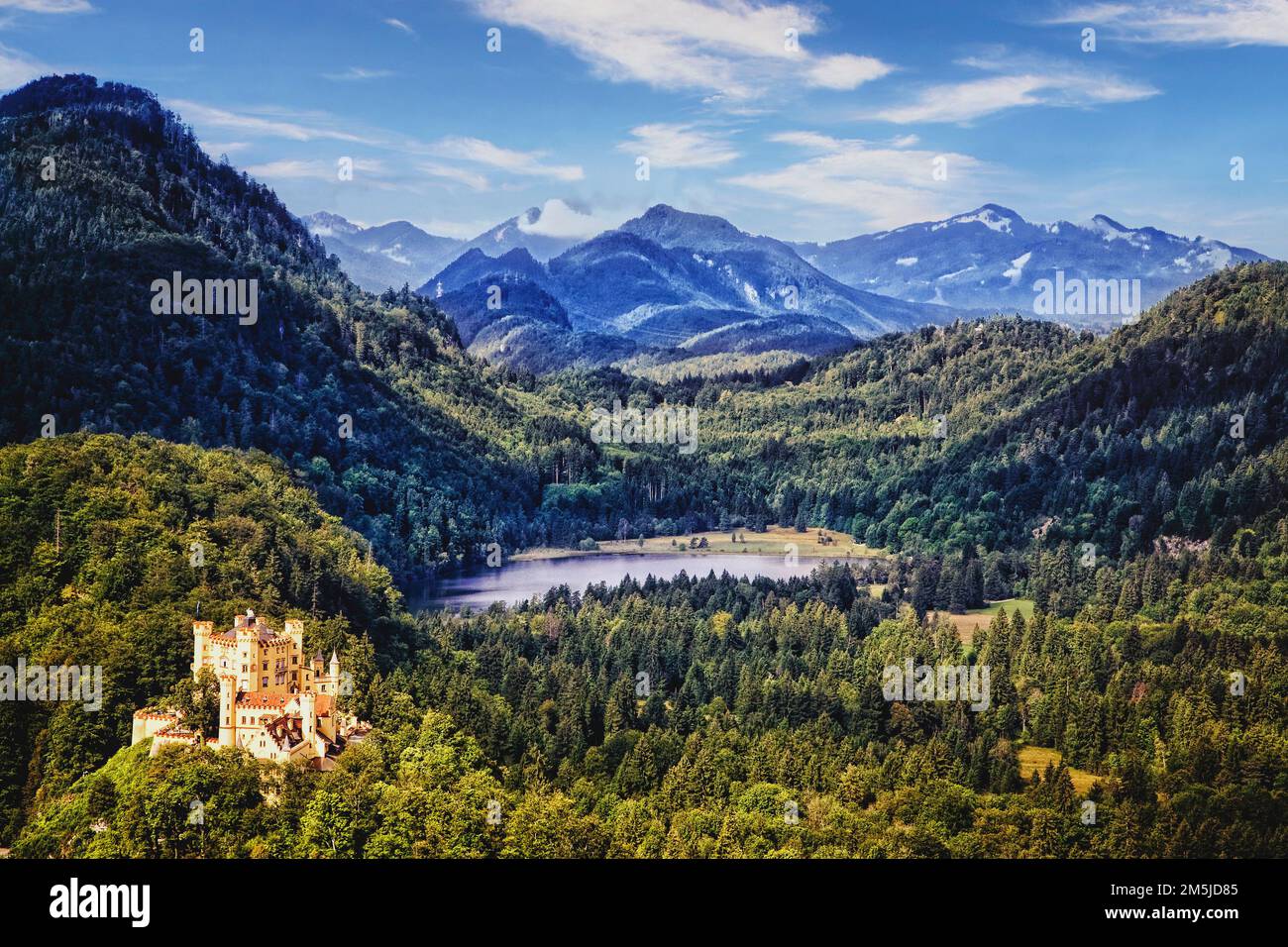 Das Schloss Hohenschwangau befindet sich unterhalb des Schlosses Neuschwanstein am Fuße der Alpen und des Schwansees in Bayern Stockfoto