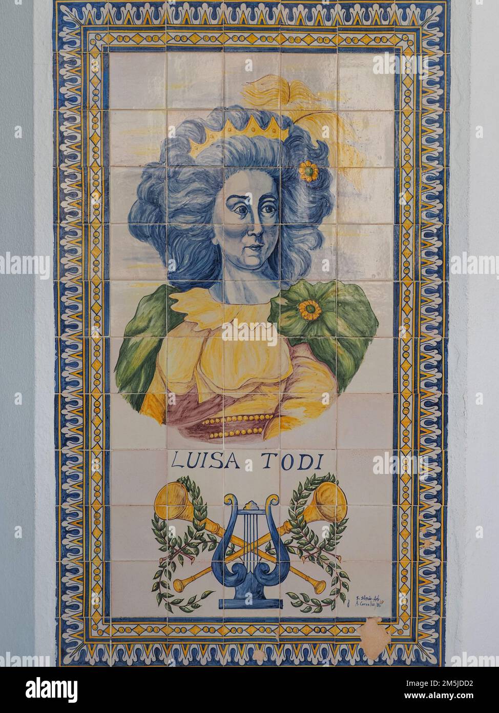 Verputzte Gebäudewand mit buntem Bild von keramischen Azulejo Fliesen, in der Straße der Altstadt Setubal. Traditionelle Kunst der portugiesischen Architektur. Stockfoto