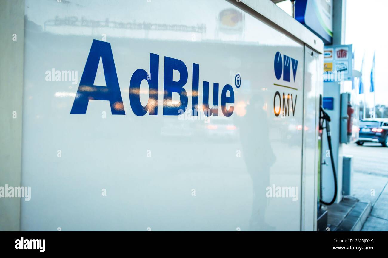 Prag, Tschechische Republik - 28. Dezember 2022: Der AdBlue-Tank an der OMV-Tankstelle. AdBlue ist ein Diesel-Abgasreinigungsmittel für Lkw und Busse. Stockfoto