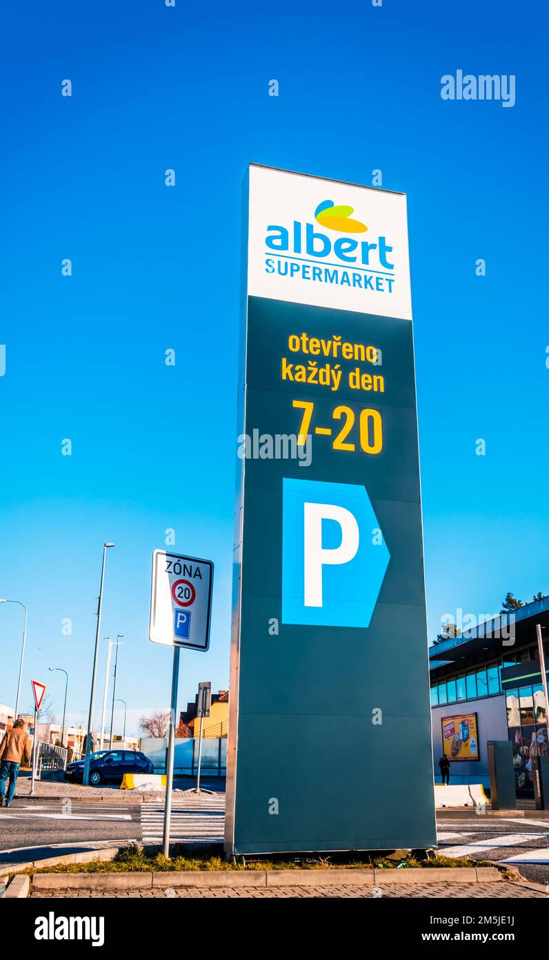 Trebic, Tschechische Republik - 28. Dezember 2022: Handelsschild des ALBERT Store vor blauem Himmel mit dem Text "Täglich geöffnet". ALBERT ist der größte Supermarkt Stockfoto