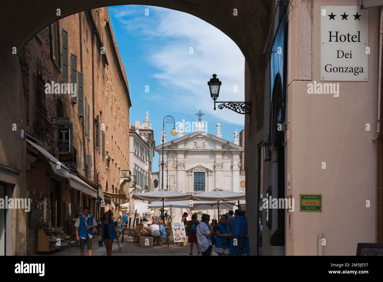 Mantua Italien, Blick vom Torbogen aus der Renaissance in Richtung der belebten Piazza Sordello und der barocken Kathedrale im Zentrum von Mantua, Lombardei Italien Stockfoto