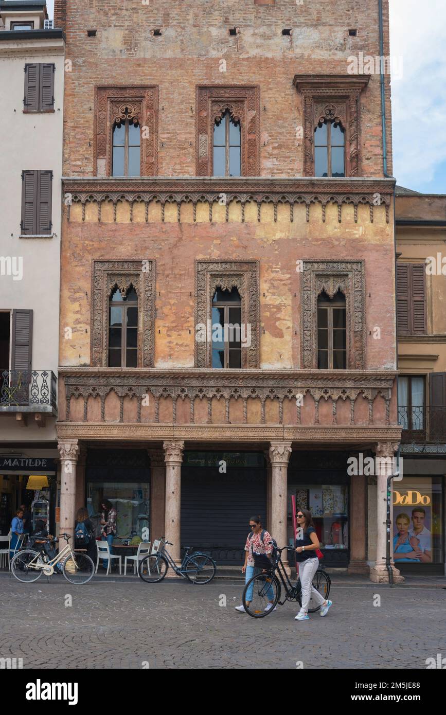Casa del Mercante Mantua, Blick auf ein wohlhabendes italienisches Kaufhaus aus dem Jahr 1455 - die kunstvoll dekorierte Casa del Mercante, Mantua Italien Stockfoto
