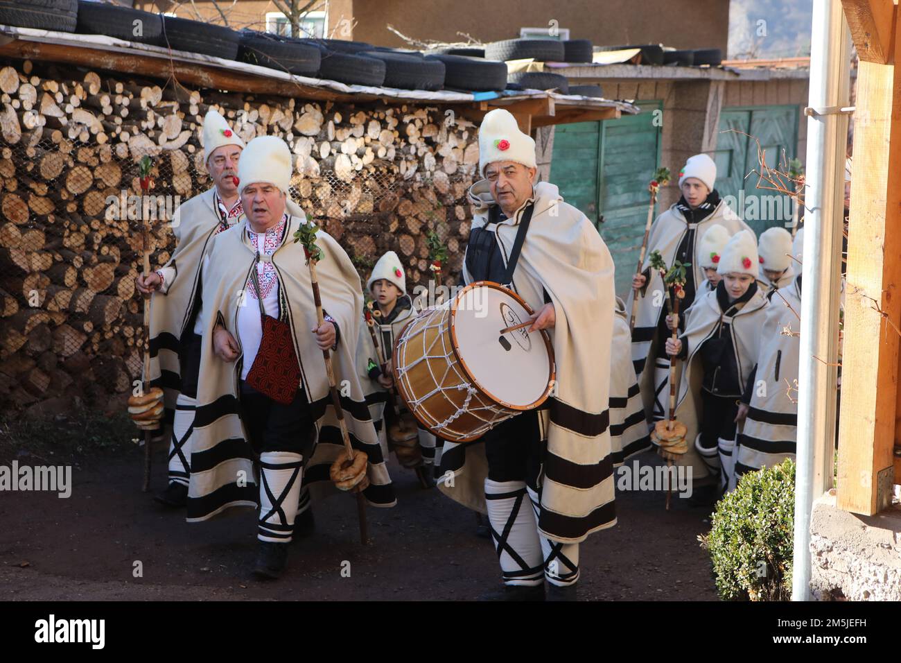 Festliche Weihnachtslieder umrunden die Häuser des Dorfes Bov und