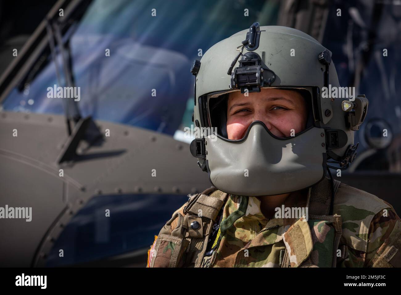 USA Army Sgt. Melinda Gulsever, ein UH-60 Black Hawk Hubschrauber Crew Chief bei der New Jersey National Guard, steht für ein Porträt auf Joint Base McGuire-Dix-Lakehurst, New Jersey, 19. März 2022. Stockfoto