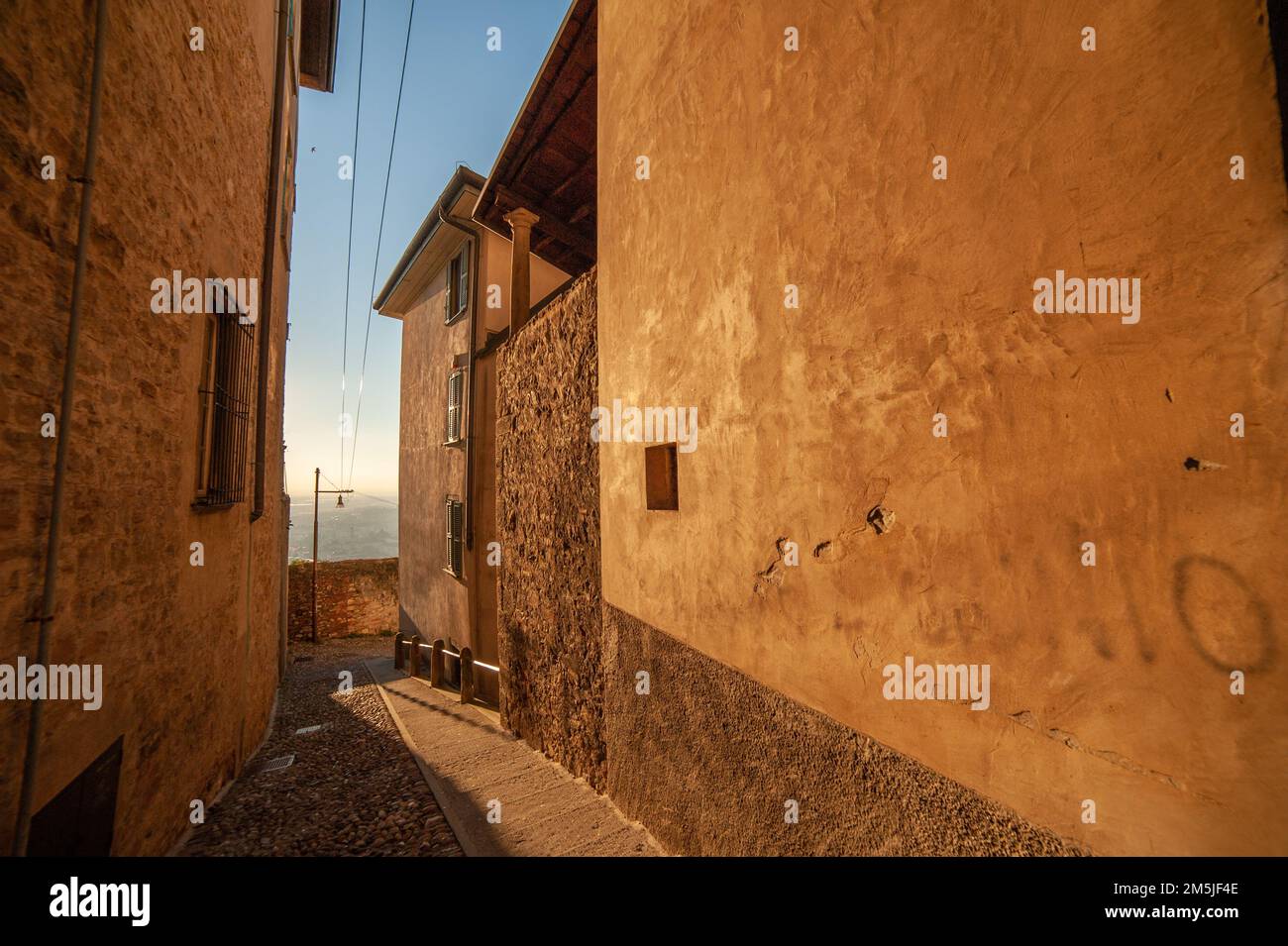 Enge Gasse in der alten Stadt Bergamo Stockfoto