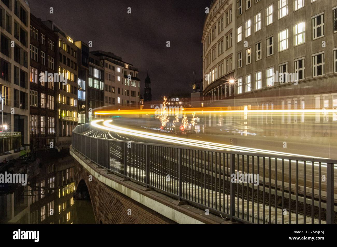 Ortungsgeräte der U-Bahn in der Stadt hamburg. Die Aussicht zeigt die michaelis-Kirche im Hintergrund und einige Lichter vom weihnachtsmarkt. Stockfoto