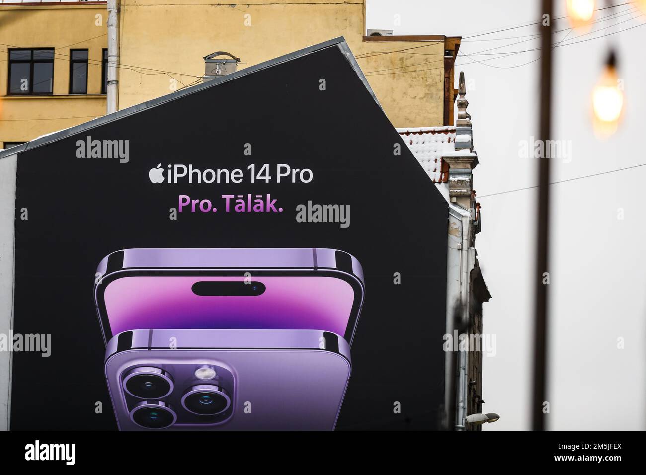 RIGA, LETTLAND. 5. Dezember. Selektiver Fokus. Anzeige für iPhone 14 Pro an der Fassade. Stockfoto