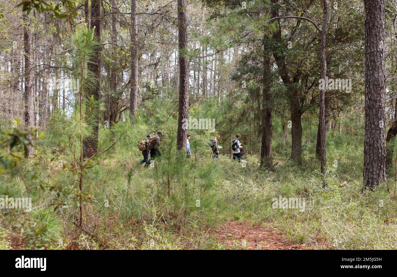 Pfadfinder von Truppe 241 erlernen Landnavigationstechniken an Bord des Marine Corps Recruit Depot Parris Island, S.C., am 19. März 2022. Die Scouts wurden von Ausbildern der Field Training Company in die Techniken eingewiesen und lernten, wie sie diese Techniken auf ihren Reisen als Scouts umsetzen, um ihr Orienteering Merit Abzeichen zu erhalten. Stockfoto