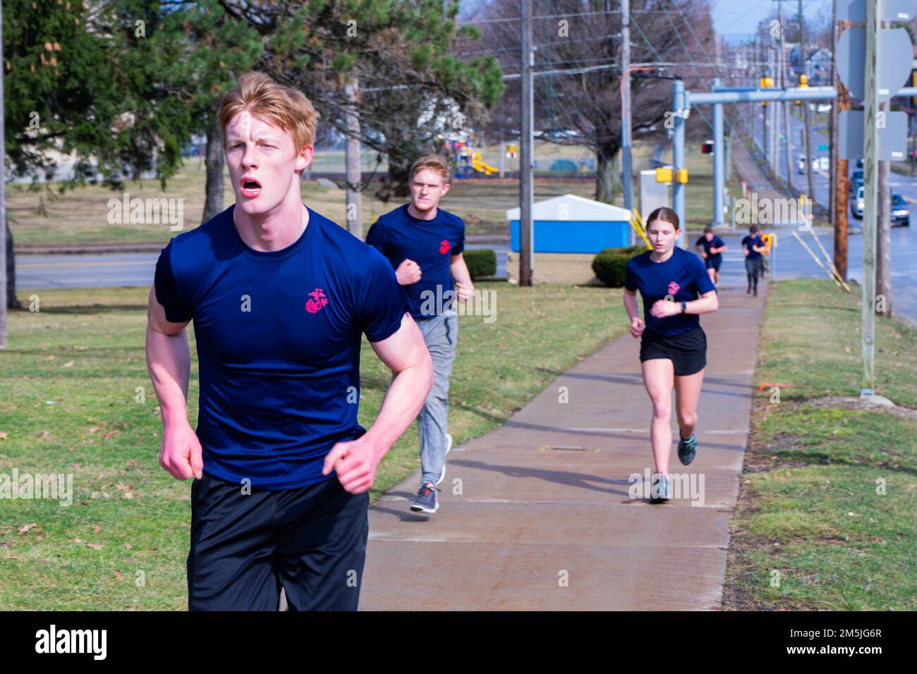 Poolees von Marine Corps Recruiting Station Pittsburgh, nehmen am Laufteil des ersten Krafttests während der jährlichen Reserve Pool-Funktion in Erie, Pennsylvania, am 19. März 2022 Teil. Die zukünftigen Marines wurden zusammengebracht, um sie sowohl körperlich als auch geistig auf das Rekrutierungstraining vorzubereiten, indem sie den ersten Krafttest absolvierten und sowohl mit aktiven Dienst- als auch Reservemannschaften sprachen. Stockfoto