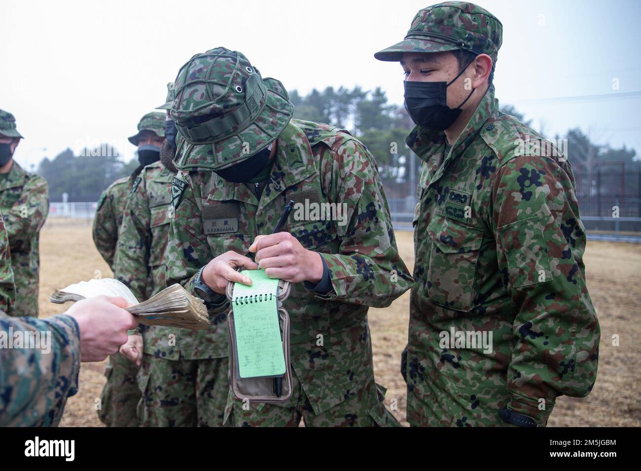 Ein Soldat mit dem Amphibious Rapid Deployment Regiment (1ARDR) von 1., der japanischen Ground Self-Defense Force, macht sich Notizen über Feldantennen im Combined Arms Training Center Camp Fuji, Japan, 19. März 2022. 1ARDR Soldaten wurden gelehrt, wenn eine Antenne verwendet werden konnte und wie man eine baut. Die maritime Verteidigungsübung Amphibious Rapid Deployment Brigade ist eine bilaterale Übung, die die Interoperabilität verbessern und die Beziehungen zwischen den US-amerikanischen und japanischen Streitkräften zur Verteidigung Japans stärken soll. Stockfoto