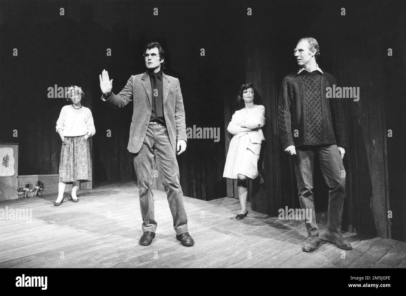 l-r: Patricia Hodge (Jane), Oliver Cotton (David), Brenda Blethyn (Sheila), Tim Pigott-Smith (Colin) in GÖNNERN von Michael Frayn im Vaudeville Theatre, London WC2 04/04/1984 Design: Michael Annals Beleuchtung: Rory Dempster Regisseur: Michael Blakemore Stockfoto