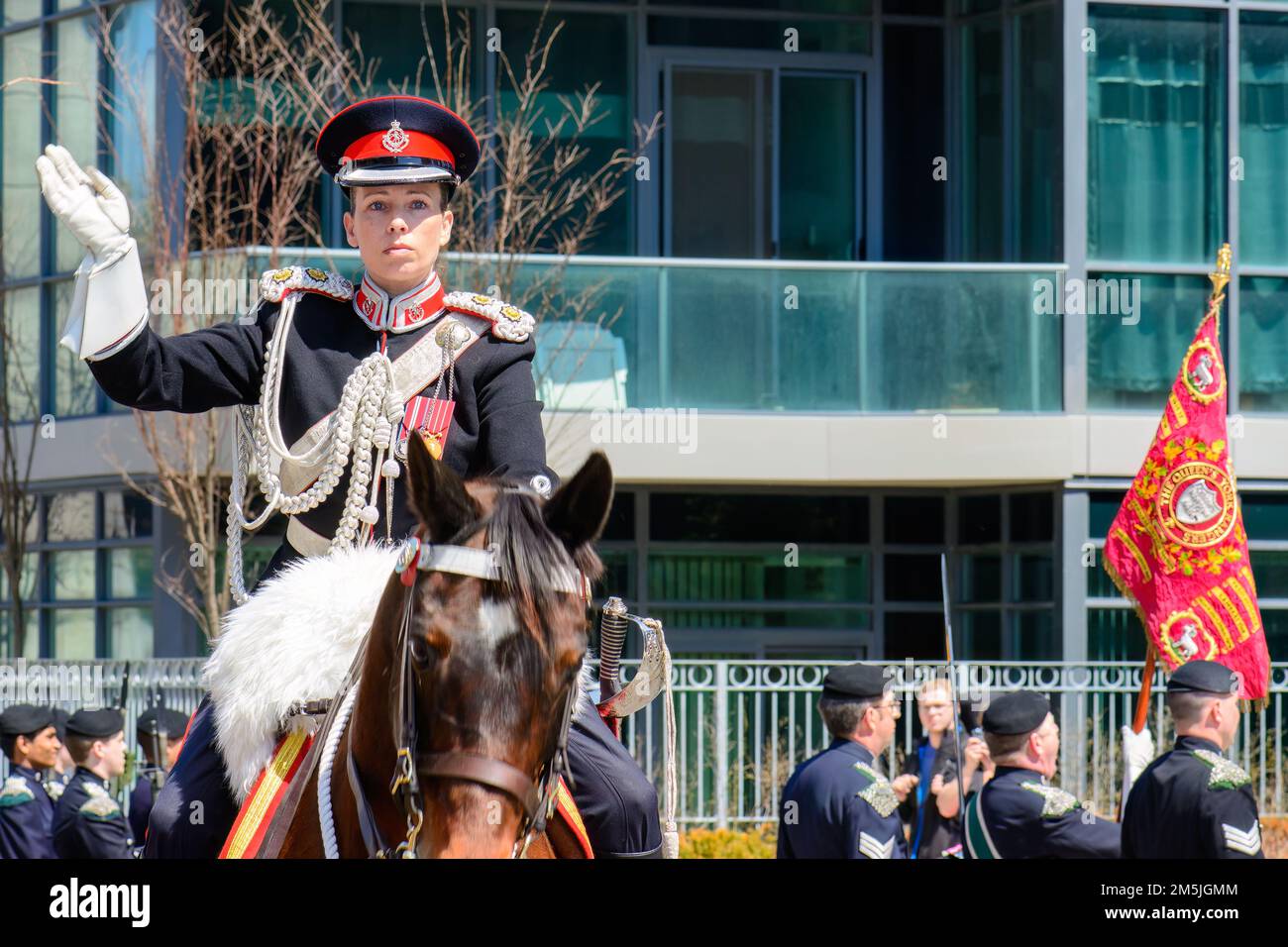 Ein weiblicher Offizier leitet das Pferdestaffel während der Militärparade in den Straßen der Stadt. Stockfoto