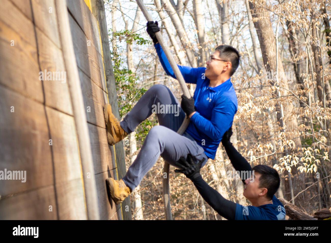 Die Army Support Activity veranstaltet am 19. März 2022 in Fort Eustis, Virginia, eine Auftaktveranstaltung für die 2022. Joint Base Langley-Eustis Army Emergency Relief Kampagne. Die Veranstaltung umfasste ein Hindernisrennen für Partner, von dem die AER-Kampagne profitierte. Stockfoto