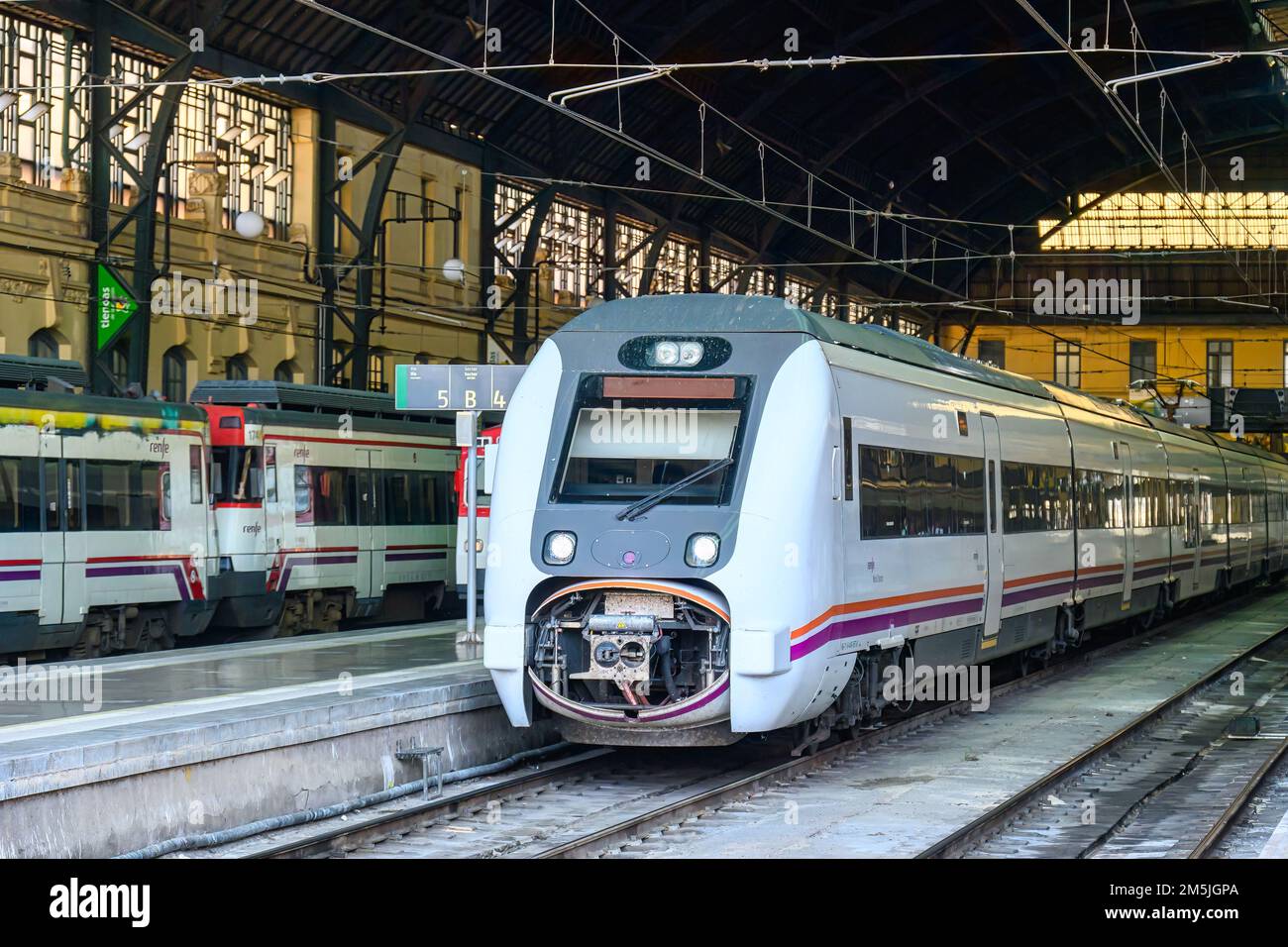 Ein Renfe-Zug, der auf dem Bahnsteig des Bahnhofs Estació del Nord oder des Bahnhofs Nord steht. Stockfoto