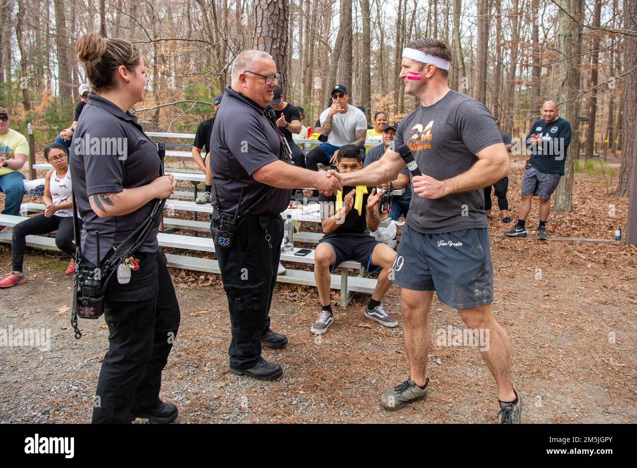 Die Army Support Activity veranstaltet am 19. März 2022 in Fort Eustis, Virginia, eine Auftaktveranstaltung für die 2022. Joint Base Langley-Eustis Army Emergency Relief Kampagne. Die Veranstaltung umfasste ein Hindernisrennen für Partner, von dem die AER-Kampagne profitierte. Stockfoto