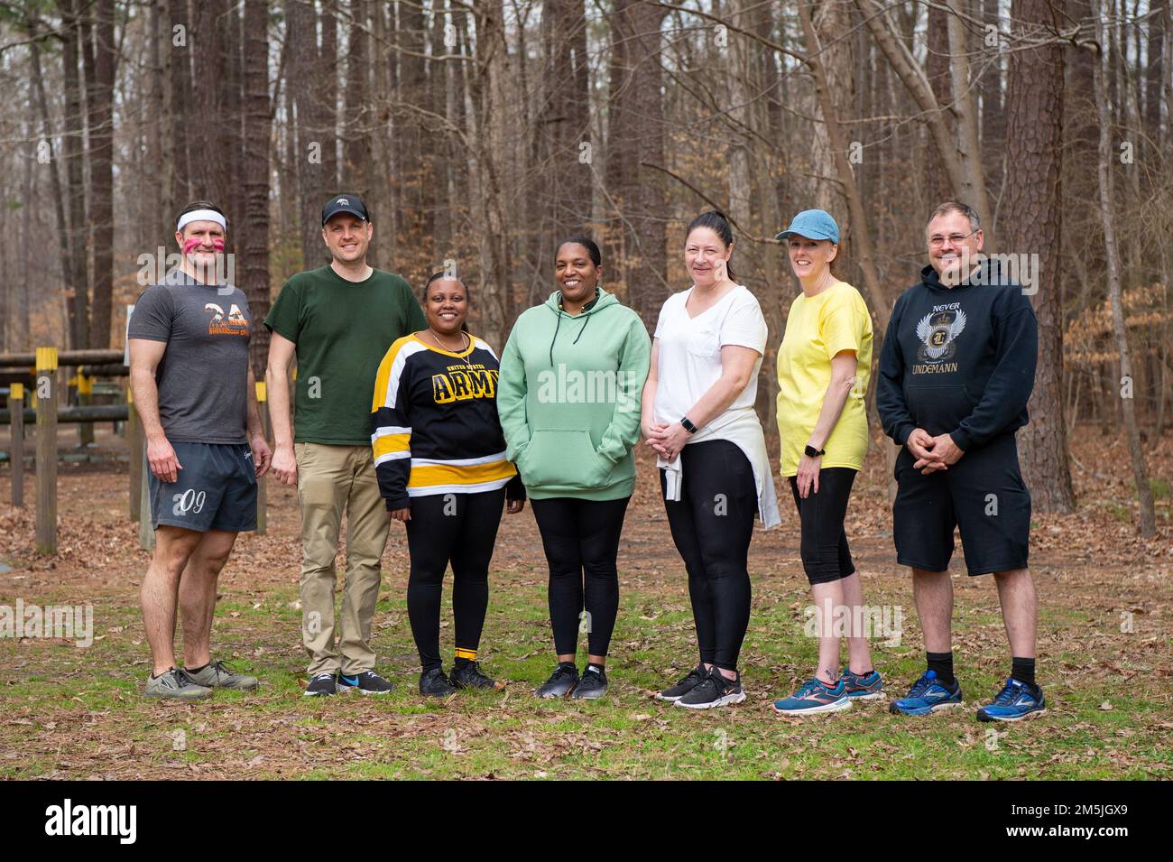 Die Army Support Activity veranstaltet am 19. März 2022 in Fort Eustis, Virginia, eine Auftaktveranstaltung für die 2022. Joint Base Langley-Eustis Army Emergency Relief Kampagne. Die Veranstaltung umfasste ein Hindernisrennen für Partner, von dem die AER-Kampagne profitierte. Stockfoto