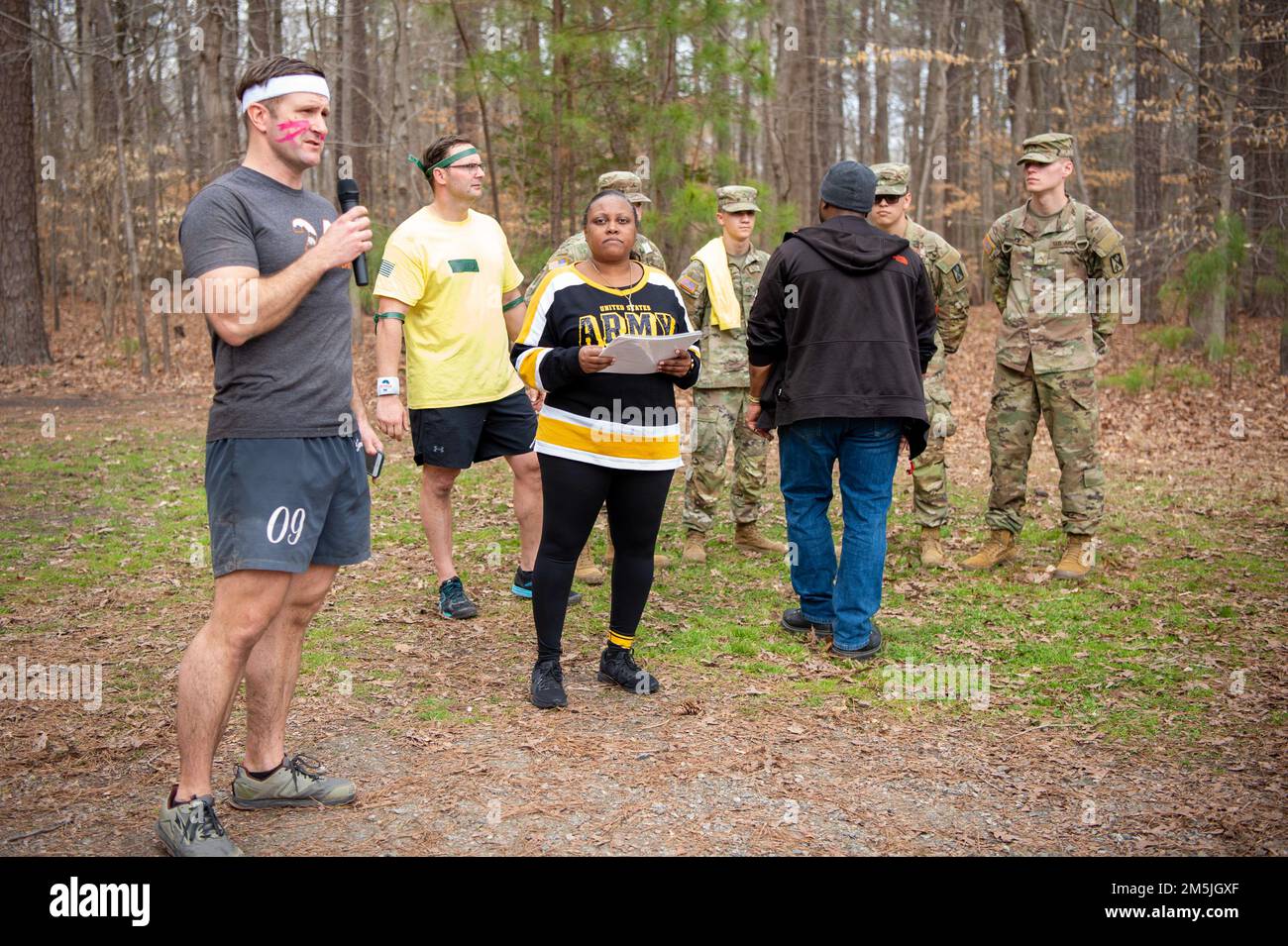 Die Army Support Activity veranstaltet am 19. März 2022 in Fort Eustis, Virginia, eine Auftaktveranstaltung für die 2022. Joint Base Langley-Eustis Army Emergency Relief Kampagne. Die Veranstaltung umfasste ein Hindernisrennen für Partner, von dem die AER-Kampagne profitierte. Stockfoto