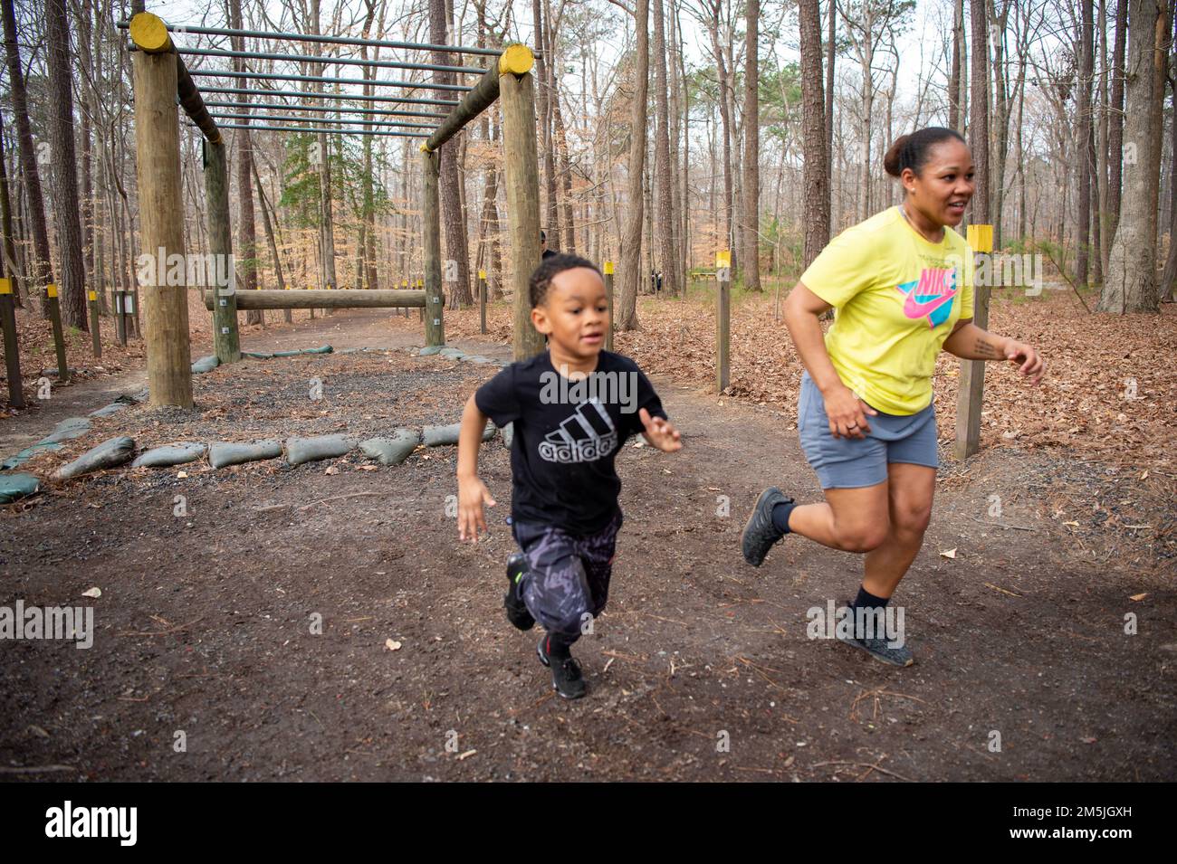 Die Army Support Activity veranstaltet am 19. März 2022 in Fort Eustis, Virginia, eine Auftaktveranstaltung für die 2022. Joint Base Langley-Eustis Army Emergency Relief Kampagne. Die Veranstaltung umfasste ein Hindernisrennen für Partner, von dem die AER-Kampagne profitierte. Stockfoto