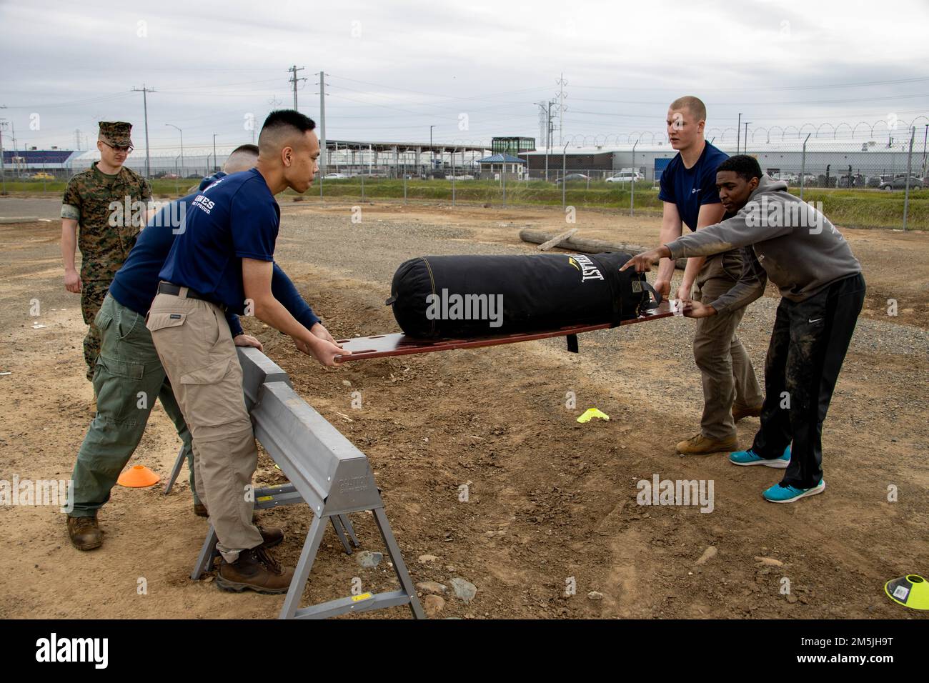 Kandidaten für Beamte der Recruiting Station Sacramento nehmen am 19. März 2022 im Rahmen einer monatlichen Poolveranstaltung am Leadership Reaction Course (LRC) in South Sacramento, Kalifornien, Teil. Die Poolveranstaltungen sind für zukünftige Marines konzipiert, um Kameradschaft aufzubauen, die Fitness zu verbessern und Führungskompetenzen zur Vorbereitung auf die Officer Candidates School zu erlernen. Stockfoto