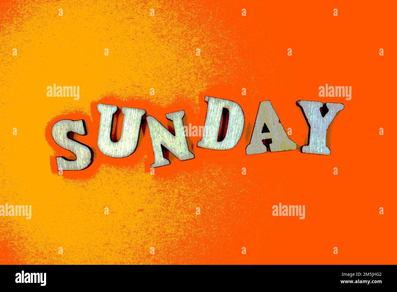 Sonntag, 3D. Zeichnungswort isoliert auf hellgelbem und orangefarbenem Hintergrund Stockfoto