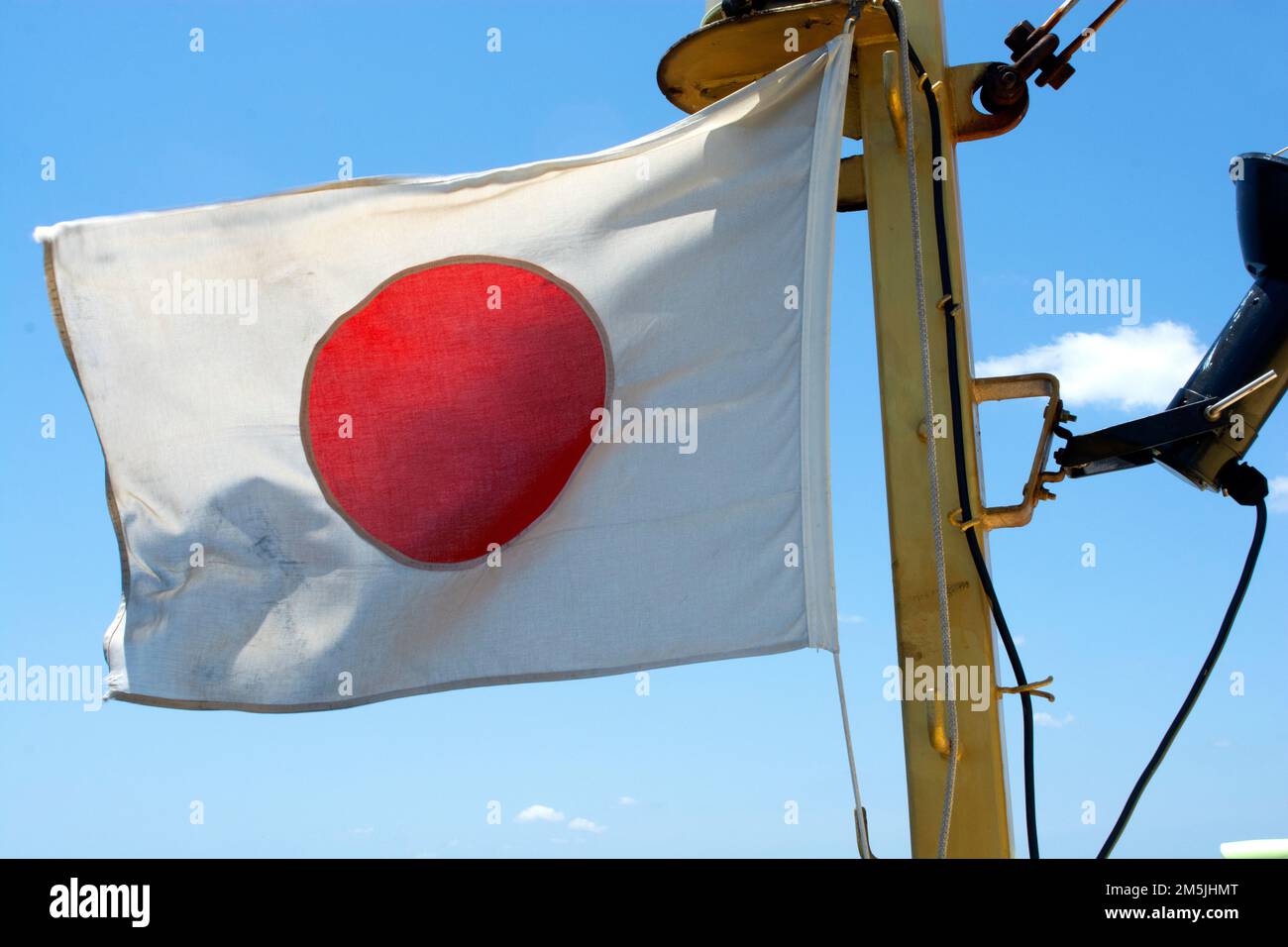 Die japanische Flagge fliegt hinter dem Tourschiff Stockfoto