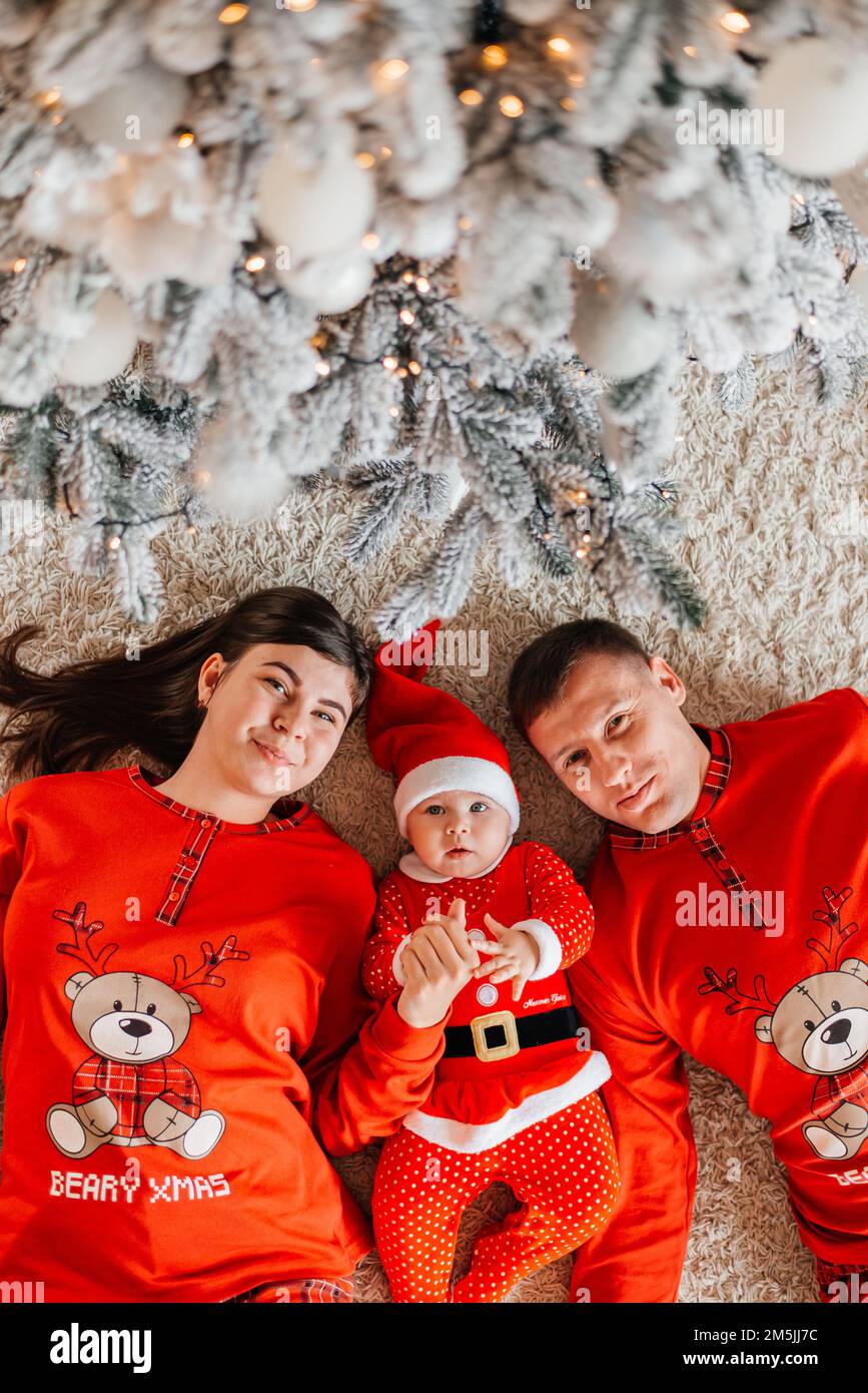 Glückliche Familie in der Nähe des Weihnachtsbaums für das neue Jahr Stockfoto