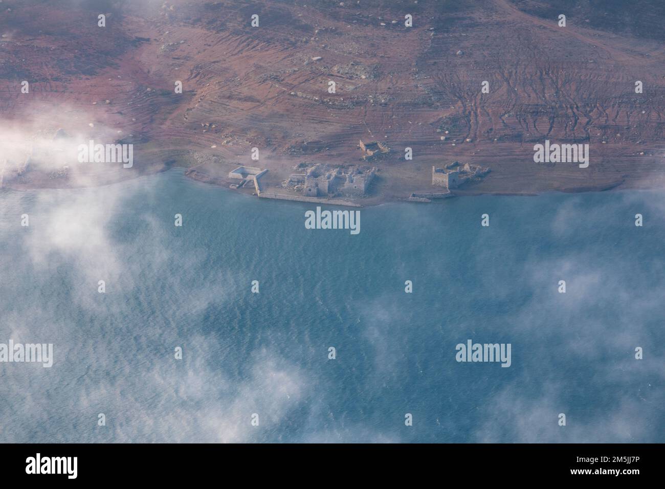 Ehemaliges Dorf Sant Romà de Sau, heute fast das ganze Jahr über unter Wasser aufgrund des Baus des Reservoirs in den frühen 1960er Jahren. Osona, Barcelona. Stockfoto