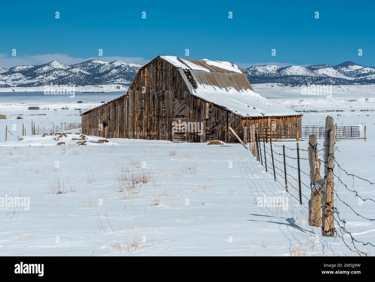 Die Schönheit der alten Scheunen, die sich noch immer im Wet Mountain Valley von Colorado befinden, erinnert uns an die Geschichte und das Erbe der First ranc Stockfoto