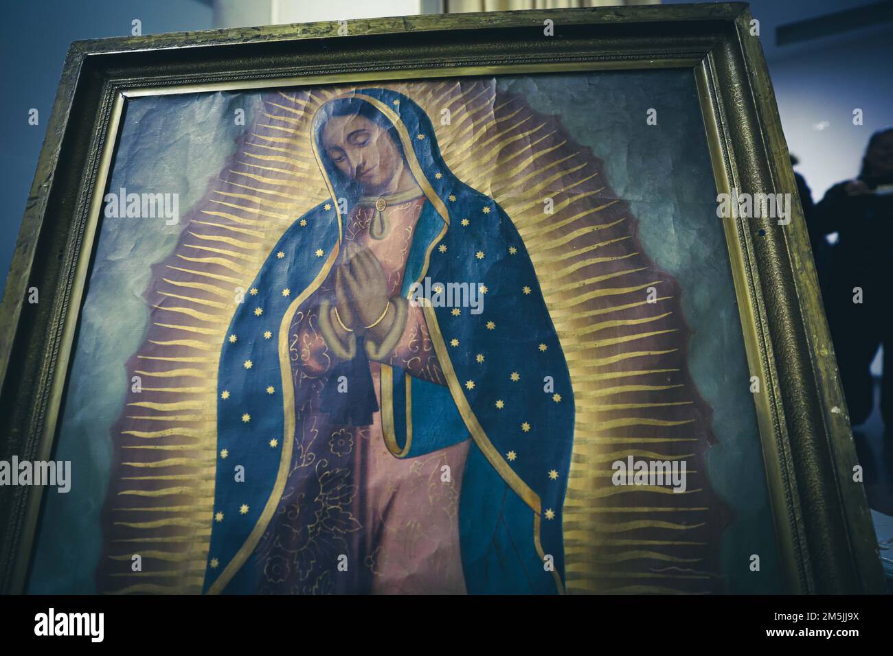 Ein Priester namens Claudio veranstaltet eine Messe während der Feier