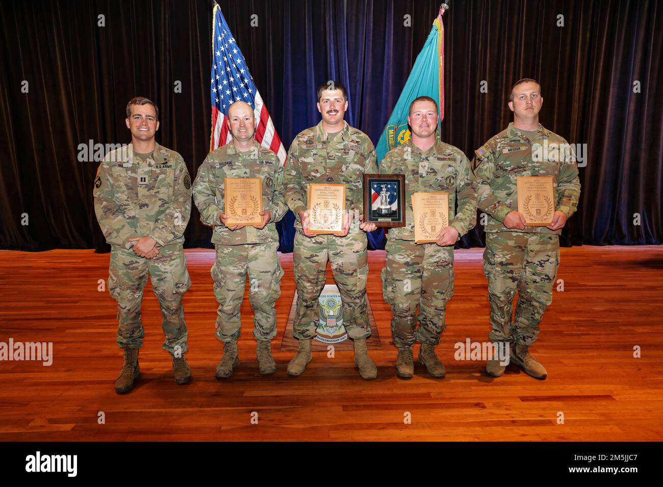 North Dakota Alpha posiert für ein Foto während einer Preisverleihung in Fort Benning's Marshall Hall am 19. März 2022. Das Team gewann den ersten Platz in den USA Army Rifle Team Championship während der U.S. 2022 Army Small Arms Championship in Fort Benning, Georgia. Die USA Die Army Rifle Team Championship besteht aus den Spielen 9T, 10T und dem Spiel der Infanterie-Trophäe. Während der Spiele setzten sich die Mitbewerber auf Ziele von 25 bis 500 Yards, entweder im Stehen, Knien oder in Bauchlage. Stockfoto