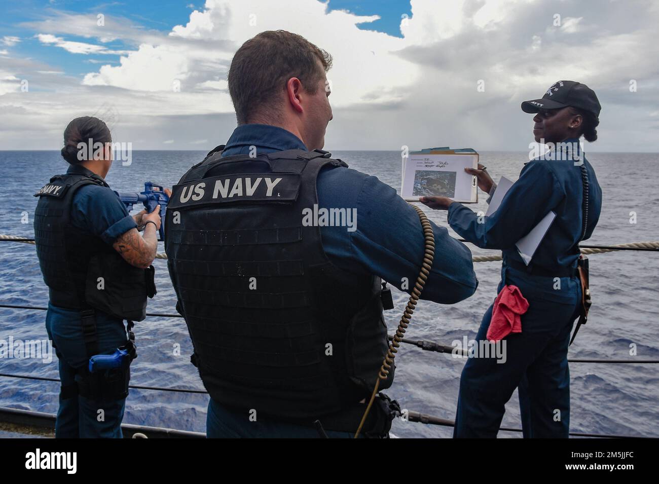 PHILIPPINISCHE SEE (19. März 2022) Seeleute, die dem Amphibienschiff USS Green Bay (LPD 20) zugeteilt sind, führen eine Übung des Anti-Terror-Trainingsteams auf dem Bootsdeck durch. Green Bay, Teil der Expeditionary Strike Group 7, ist zusammen mit der 31. Marine Expeditionary Unit (MEU) im Zuständigkeitsbereich der US-amerikanischen 7.-Flotte tätig, um die Interoperabilität mit Verbündeten und Partnern zu verbessern und als einsatzbereite Eingreiftruppe zur Verteidigung von Frieden und Stabilität in der Region Indo-Pazifik zu dienen. Stockfoto