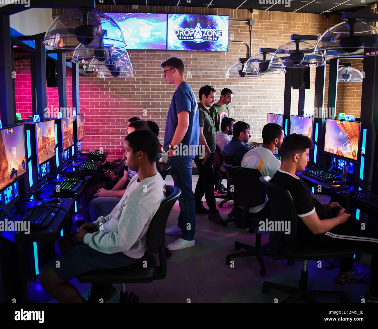 Ein US-Team Air Force Airmen in Training, Left, kämpfen Sie gegen Royal Saudi Air Force Airmen während eines Gaming-Turniers im Airman's Club am Sheppard Air Force Base, Texas, 19. März 2022. Der freundschaftliche Wettkampf führte die Teams in den besten von drei Spielen in Call of Duty: Modern Warfare und Rocket League an. Die USA haben gewonnen, 4-0. Stockfoto