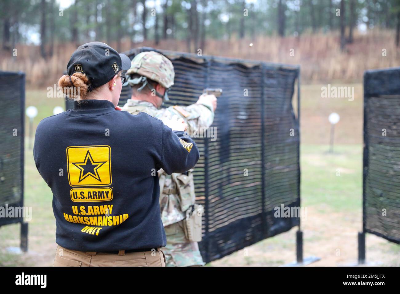 Mehr als 220 Soldaten traten in den 2022 USA an Army Small Arms Championships in Fort Benning, Georgia, 13.-19. März. Der einwöchige Wettkampf, bekannt als All Army, ist ein jährlicher Wettkampf, der von den USA veranstaltet wird Army Marksmanship Unit (USAMU) in Verbindung mit dem Maneuver Center of Excellence (MCOE), das Soldaten aus allen Bereichen zusammenbringt: Aktiver Dienst, Reserve, Nationalgarde und ROTC. Während dieser Schießerei traten die Soldaten in neun verschiedenen Schusslinien gegeneinander an und schossen über 146.000 Schuss Gewehr- und Pistolenmunition ab. Obwohl alle Armee die Soldaten begehrten Trophäen und Stockfoto