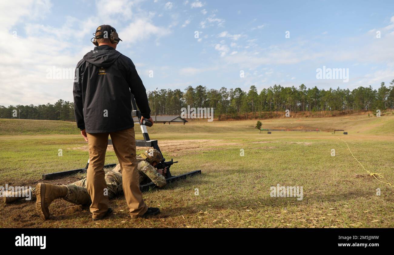 Mehr als 220 Soldaten traten in den 2022 USA an Army Small Arms Championships in Fort Benning, Georgia, 13.-19. März. Der einwöchige Wettkampf, bekannt als All Army, ist ein jährlicher Wettkampf, der von den USA veranstaltet wird Army Marksmanship Unit (USAMU) in Verbindung mit dem Maneuver Center of Excellence (MCOE), das Soldaten aus allen Bereichen zusammenbringt: Aktiver Dienst, Reserve, Nationalgarde und ROTC. Während dieser Schießerei traten die Soldaten in neun verschiedenen Schusslinien gegeneinander an und schossen über 146.000 Schuss Gewehr- und Pistolenmunition ab. Obwohl alle Armee die Soldaten begehrten Trophäen und Stockfoto