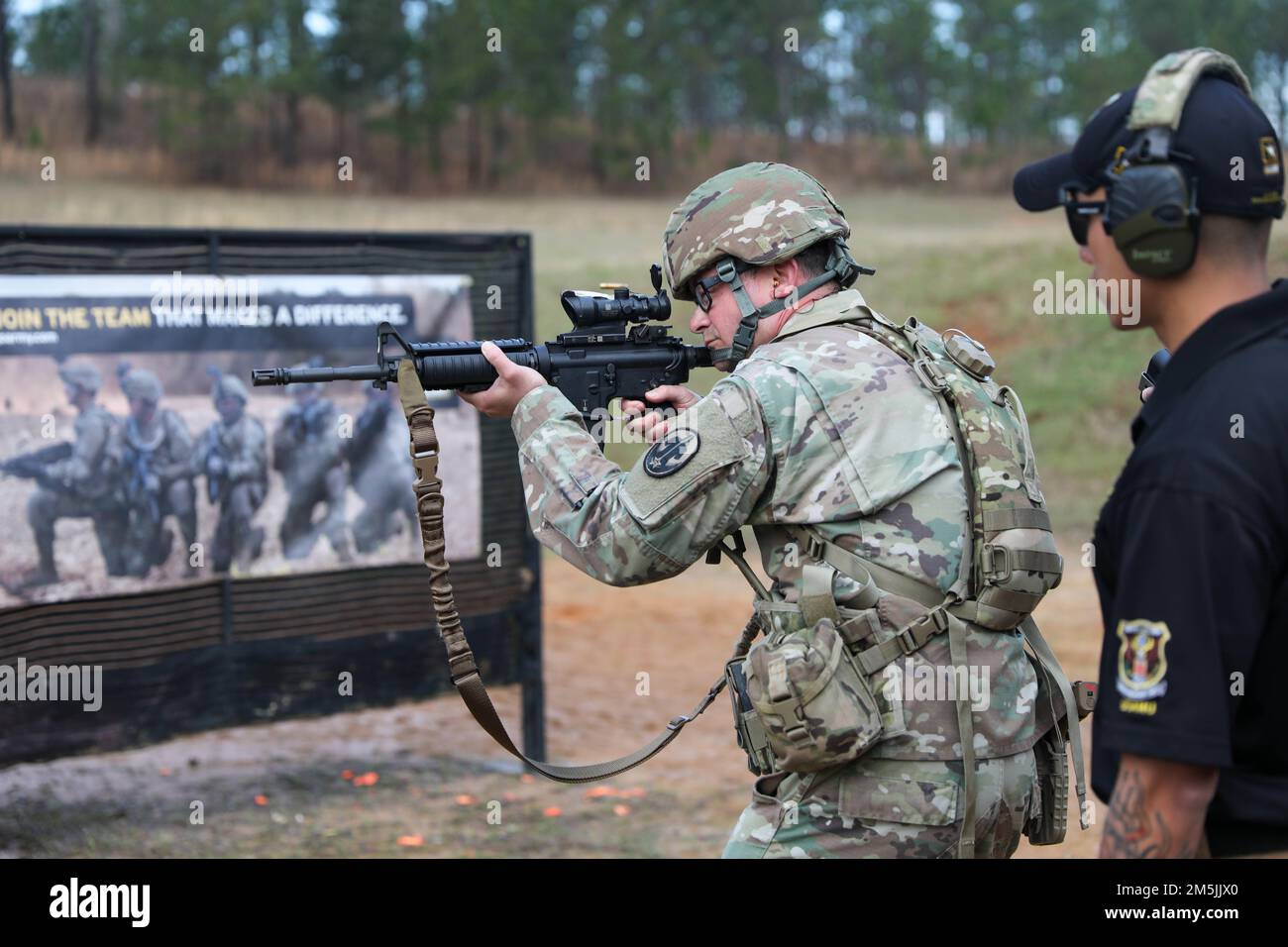 Mehr als 220 Soldaten traten in den 2022 USA an Army Small Arms Championships in Fort Benning, Georgia, 13.-19. März. Der einwöchige Wettkampf, bekannt als All Army, ist ein jährlicher Wettkampf, der von den USA veranstaltet wird Army Marksmanship Unit (USAMU) in Verbindung mit dem Maneuver Center of Excellence (MCOE), das Soldaten aus allen Bereichen zusammenbringt: Aktiver Dienst, Reserve, Nationalgarde und ROTC. Während dieser Schießerei traten die Soldaten in neun verschiedenen Schusslinien gegeneinander an und schossen über 146.000 Schuss Gewehr- und Pistolenmunition ab. Obwohl alle Armee die Soldaten begehrten Trophäen und Stockfoto
