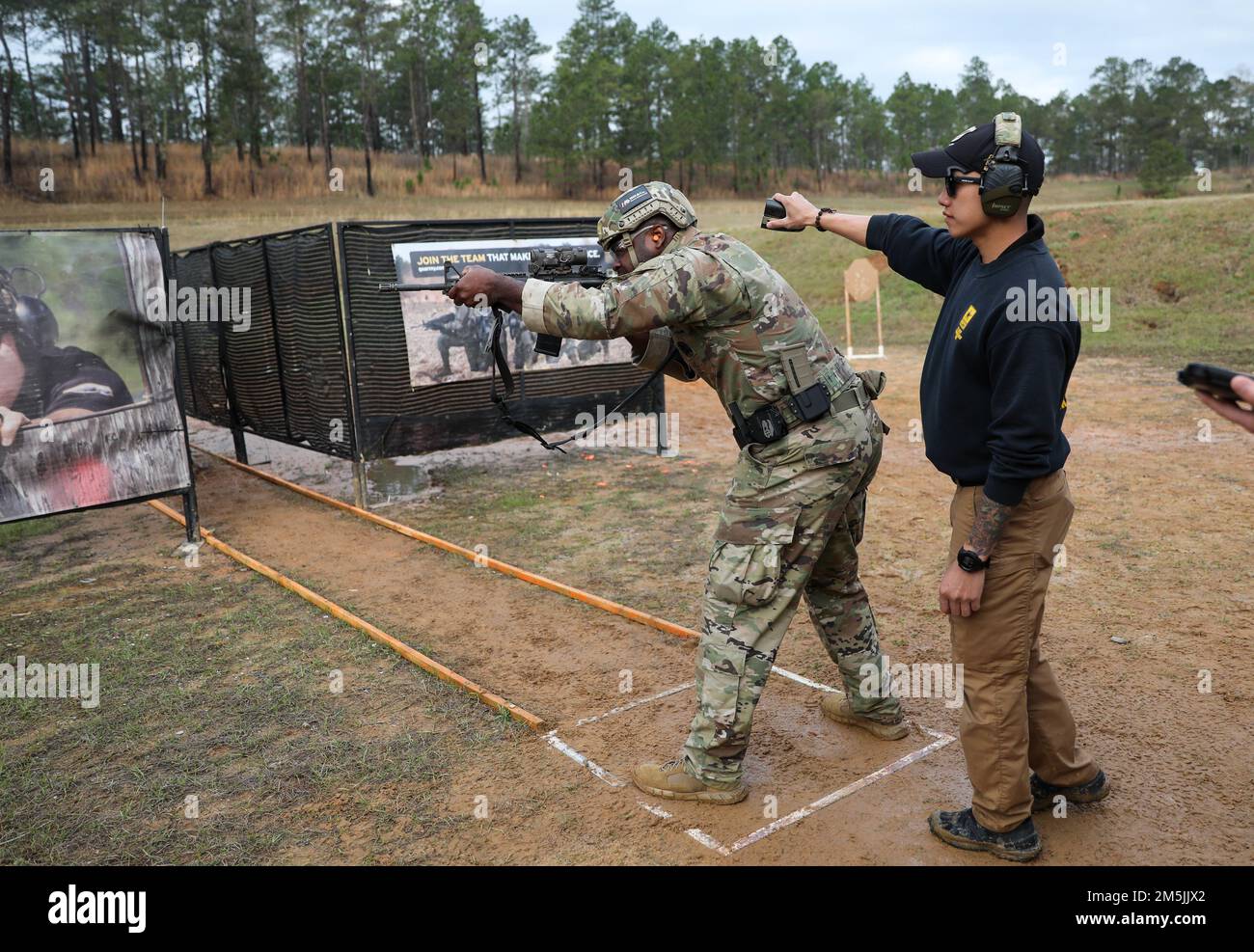 Mehr als 220 Soldaten traten in den 2022 USA an Army Small Arms Championships in Fort Benning, Georgia, 13.-19. März. Der einwöchige Wettkampf, bekannt als All Army, ist ein jährlicher Wettkampf, der von den USA veranstaltet wird Army Marksmanship Unit (USAMU) in Verbindung mit dem Maneuver Center of Excellence (MCOE), das Soldaten aus allen Bereichen zusammenbringt: Aktiver Dienst, Reserve, Nationalgarde und ROTC. Während dieser Schießerei traten die Soldaten in neun verschiedenen Schusslinien gegeneinander an und schossen über 146.000 Schuss Gewehr- und Pistolenmunition ab. Obwohl alle Armee die Soldaten begehrten Trophäen und Stockfoto