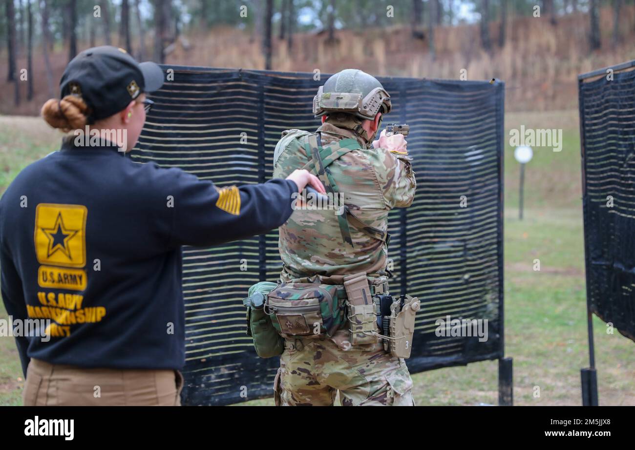 Mehr als 220 Soldaten traten in den 2022 USA an Army Small Arms Championships in Fort Benning, Georgia, 13.-19. März. Der einwöchige Wettkampf, bekannt als All Army, ist ein jährlicher Wettkampf, der von den USA veranstaltet wird Army Marksmanship Unit (USAMU) in Verbindung mit dem Maneuver Center of Excellence (MCOE), das Soldaten aus allen Bereichen zusammenbringt: Aktiver Dienst, Reserve, Nationalgarde und ROTC. Während dieser Schießerei traten die Soldaten in neun verschiedenen Schusslinien gegeneinander an und schossen über 146.000 Schuss Gewehr- und Pistolenmunition ab. Obwohl alle Armee die Soldaten begehrten Trophäen und Stockfoto