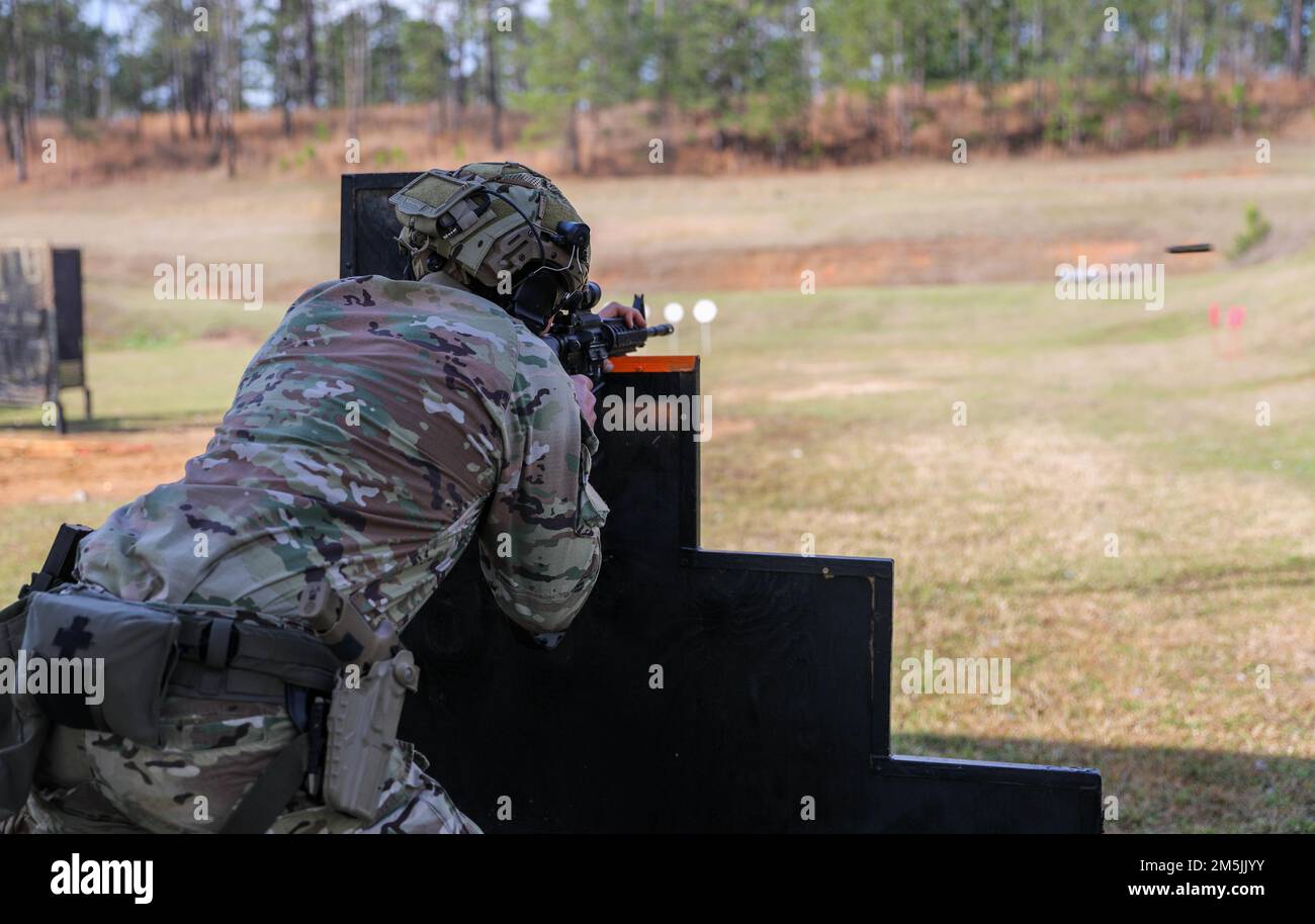 Mehr als 220 Soldaten traten in den 2022 USA an Army Small Arms Championships in Fort Benning, Georgia, 13.-19. März. Der einwöchige Wettkampf, bekannt als All Army, ist ein jährlicher Wettkampf, der von den USA veranstaltet wird Army Marksmanship Unit (USAMU) in Verbindung mit dem Maneuver Center of Excellence (MCOE), das Soldaten aus allen Bereichen zusammenbringt: Aktiver Dienst, Reserve, Nationalgarde und ROTC. Während dieser Schießerei traten die Soldaten in neun verschiedenen Schusslinien gegeneinander an und schossen über 146.000 Schuss Gewehr- und Pistolenmunition ab. Obwohl alle Armee die Soldaten begehrten Trophäen und Stockfoto