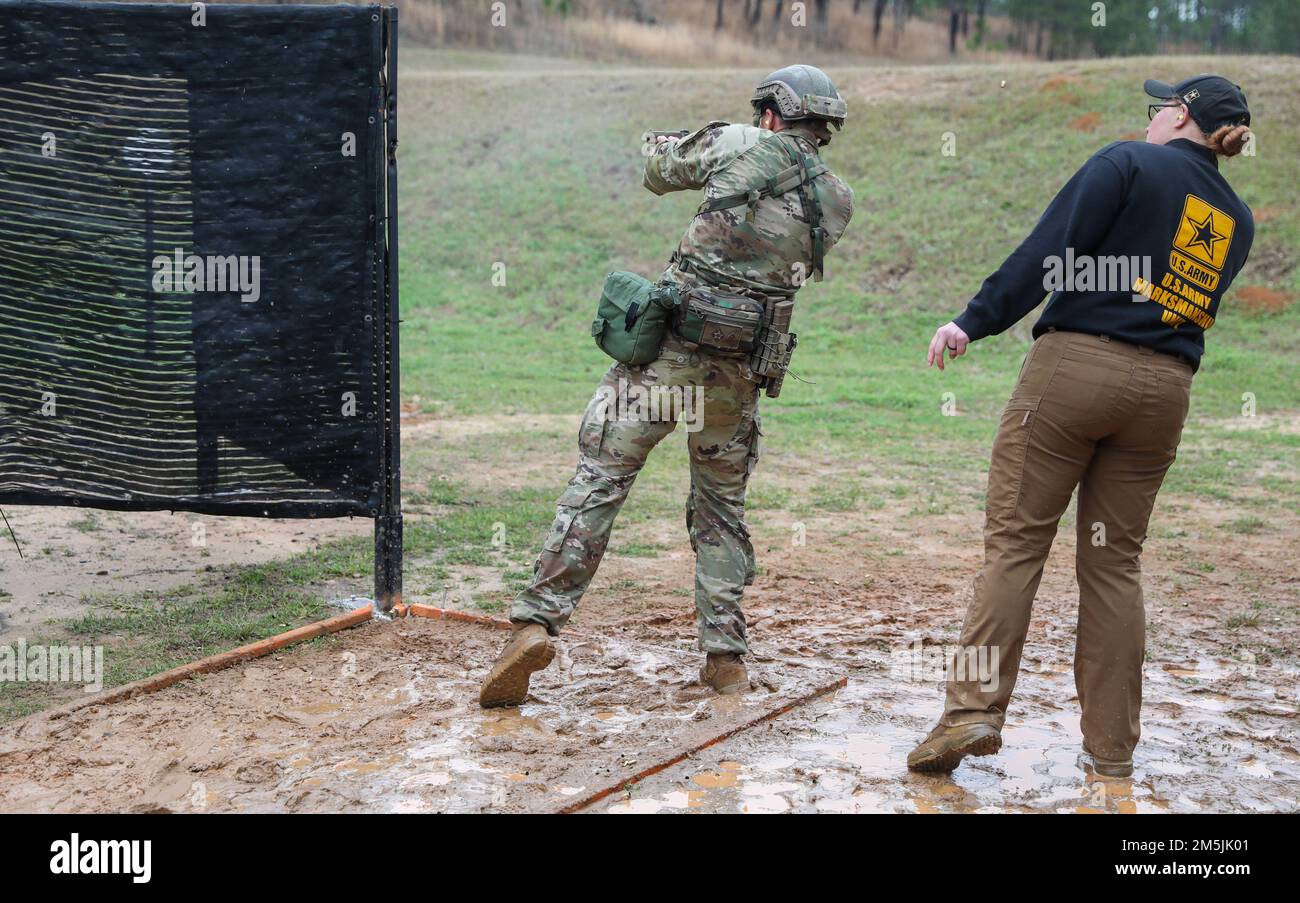 Mehr als 220 Soldaten traten in den 2022 USA an Army Small Arms Championships in Fort Benning, Georgia, 13.-19. März. Der einwöchige Wettkampf, bekannt als All Army, ist ein jährlicher Wettkampf, der von den USA veranstaltet wird Army Marksmanship Unit (USAMU) in Verbindung mit dem Maneuver Center of Excellence (MCOE), das Soldaten aus allen Bereichen zusammenbringt: Aktiver Dienst, Reserve, Nationalgarde und ROTC. Während dieser Schießerei traten die Soldaten in neun verschiedenen Schusslinien gegeneinander an und schossen über 146.000 Schuss Gewehr- und Pistolenmunition ab. Obwohl alle Armee die Soldaten begehrten Trophäen und Stockfoto