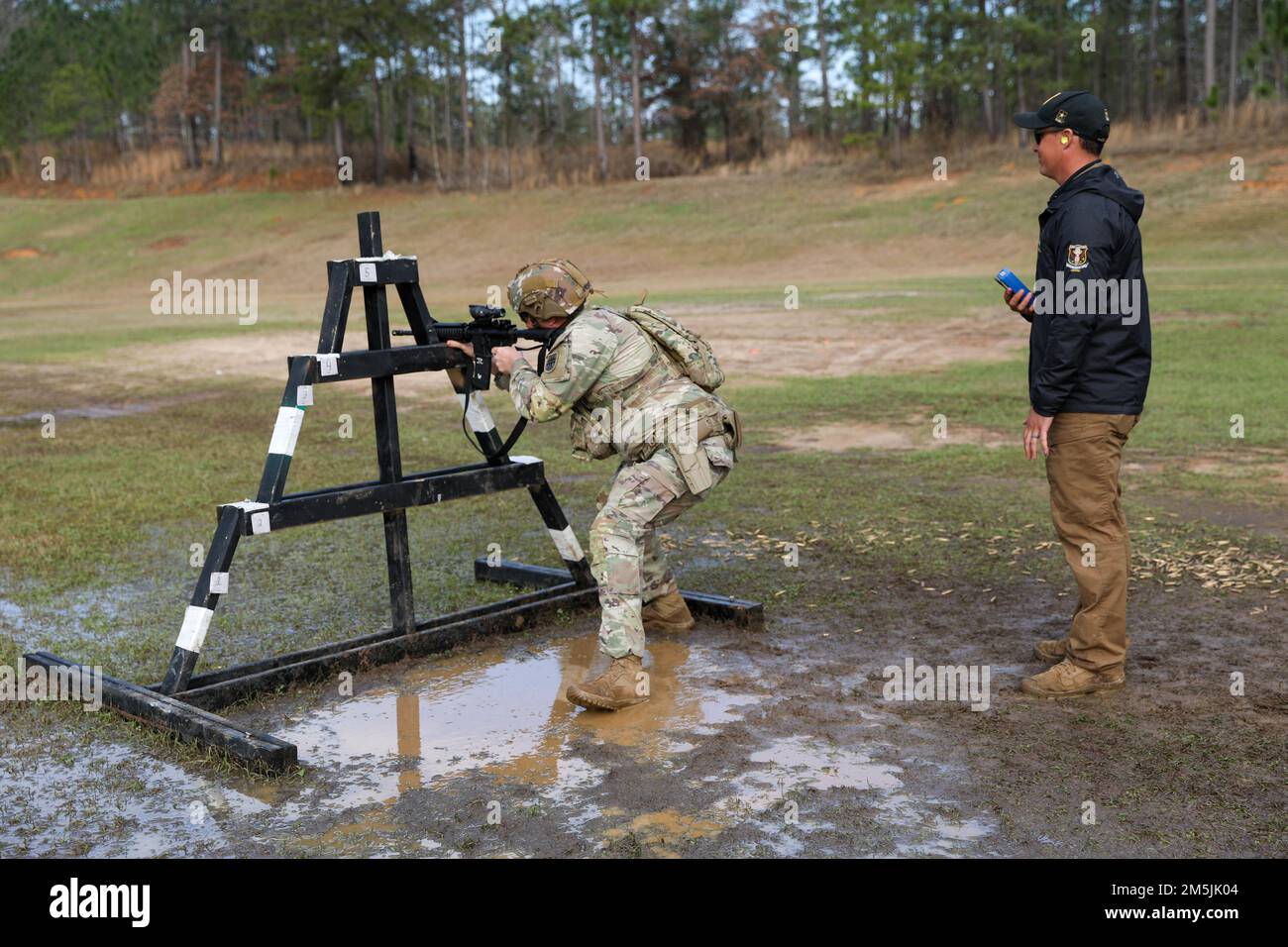 Mehr als 220 Soldaten traten in den 2022 USA an Army Small Arms Championships in Fort Benning, Georgia, 13.-19. März. Der einwöchige Wettkampf, bekannt als All Army, ist ein jährlicher Wettkampf, der von den USA veranstaltet wird Army Marksmanship Unit (USAMU) in Verbindung mit dem Maneuver Center of Excellence (MCOE), das Soldaten aus allen Bereichen zusammenbringt: Aktiver Dienst, Reserve, Nationalgarde und ROTC. Während dieser Schießerei traten die Soldaten in neun verschiedenen Schusslinien gegeneinander an und schossen über 146.000 Schuss Gewehr- und Pistolenmunition ab. Obwohl alle Armee die Soldaten begehrten Trophäen und Stockfoto