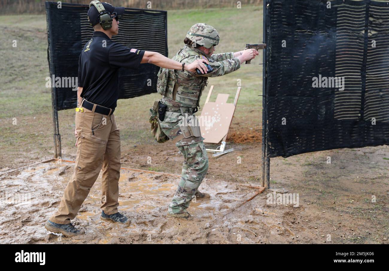 Mehr als 220 Soldaten traten in den 2022 USA an Army Small Arms Championships in Fort Benning, Georgia, 13.-19. März. Der einwöchige Wettkampf, bekannt als All Army, ist ein jährlicher Wettkampf, der von den USA veranstaltet wird Army Marksmanship Unit (USAMU) in Verbindung mit dem Maneuver Center of Excellence (MCOE), das Soldaten aus allen Bereichen zusammenbringt: Aktiver Dienst, Reserve, Nationalgarde und ROTC. Während dieser Schießerei traten die Soldaten in neun verschiedenen Schusslinien gegeneinander an und schossen über 146.000 Schuss Gewehr- und Pistolenmunition ab. Obwohl alle Armee die Soldaten begehrten Trophäen und Stockfoto